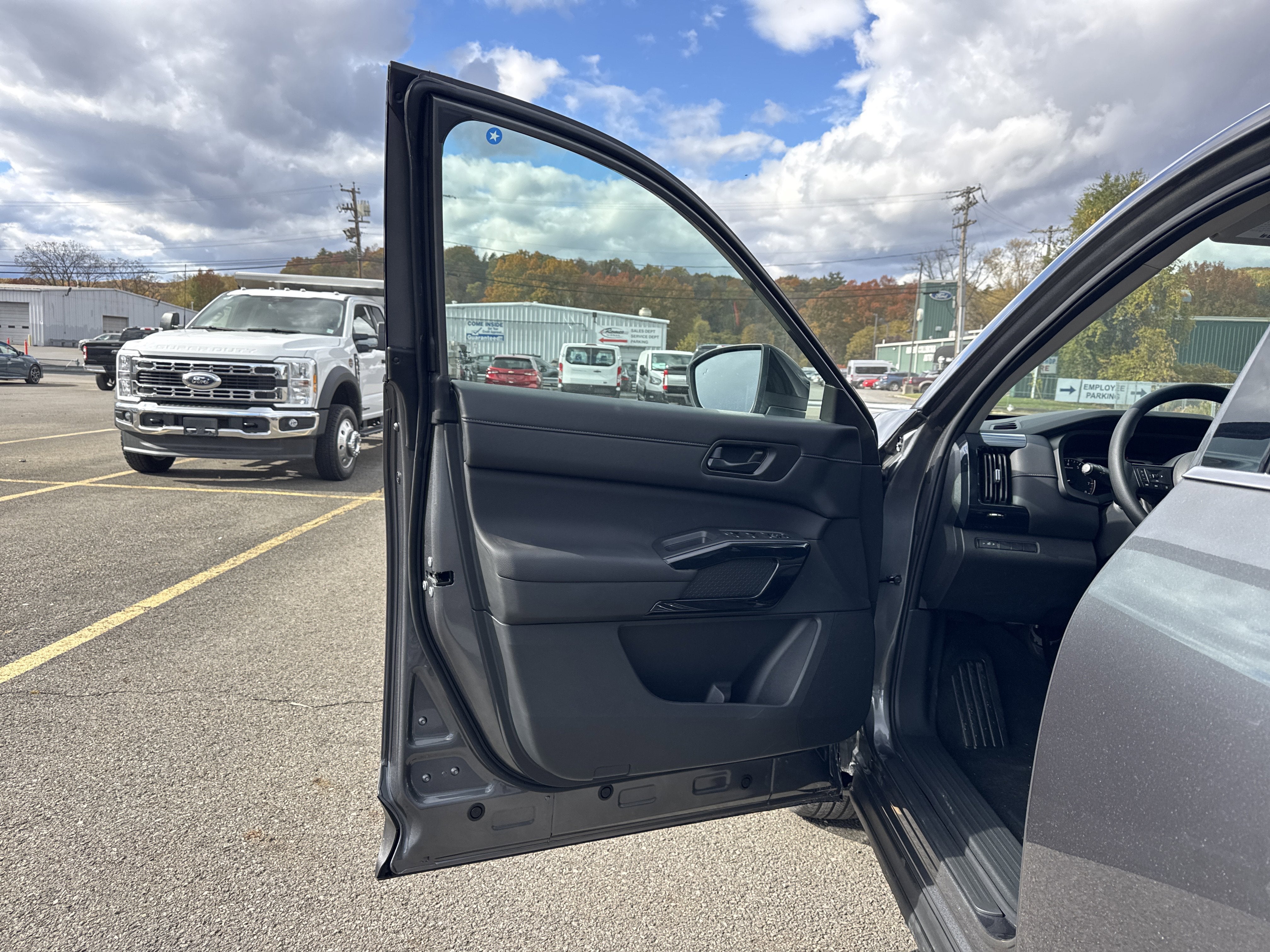 2025 Nissan Pathfinder S