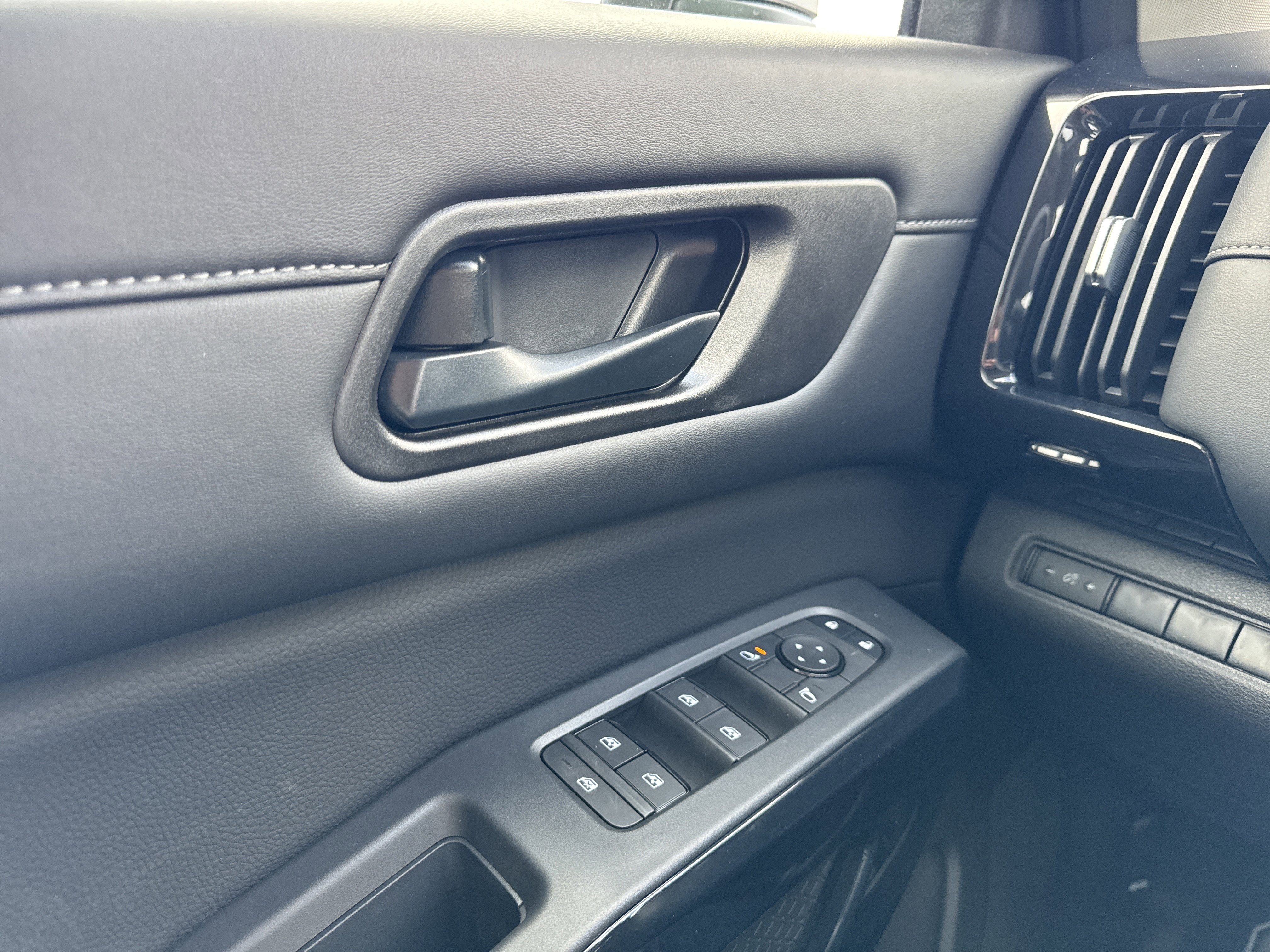 2025 Nissan Pathfinder S