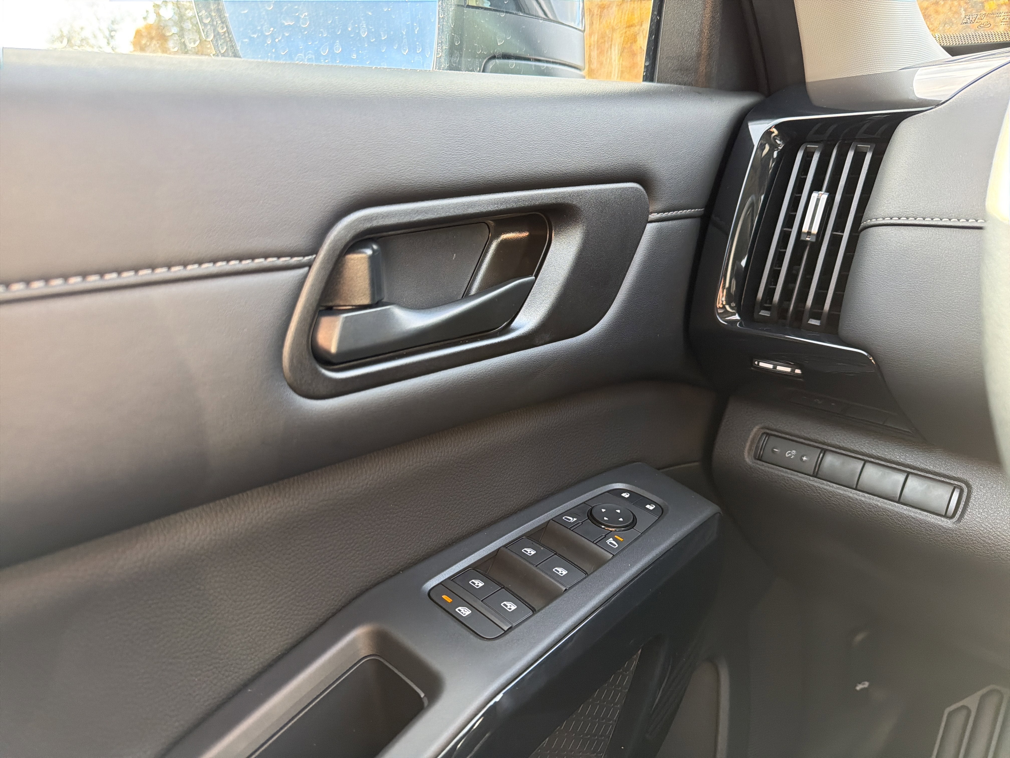 2025 Nissan Pathfinder S