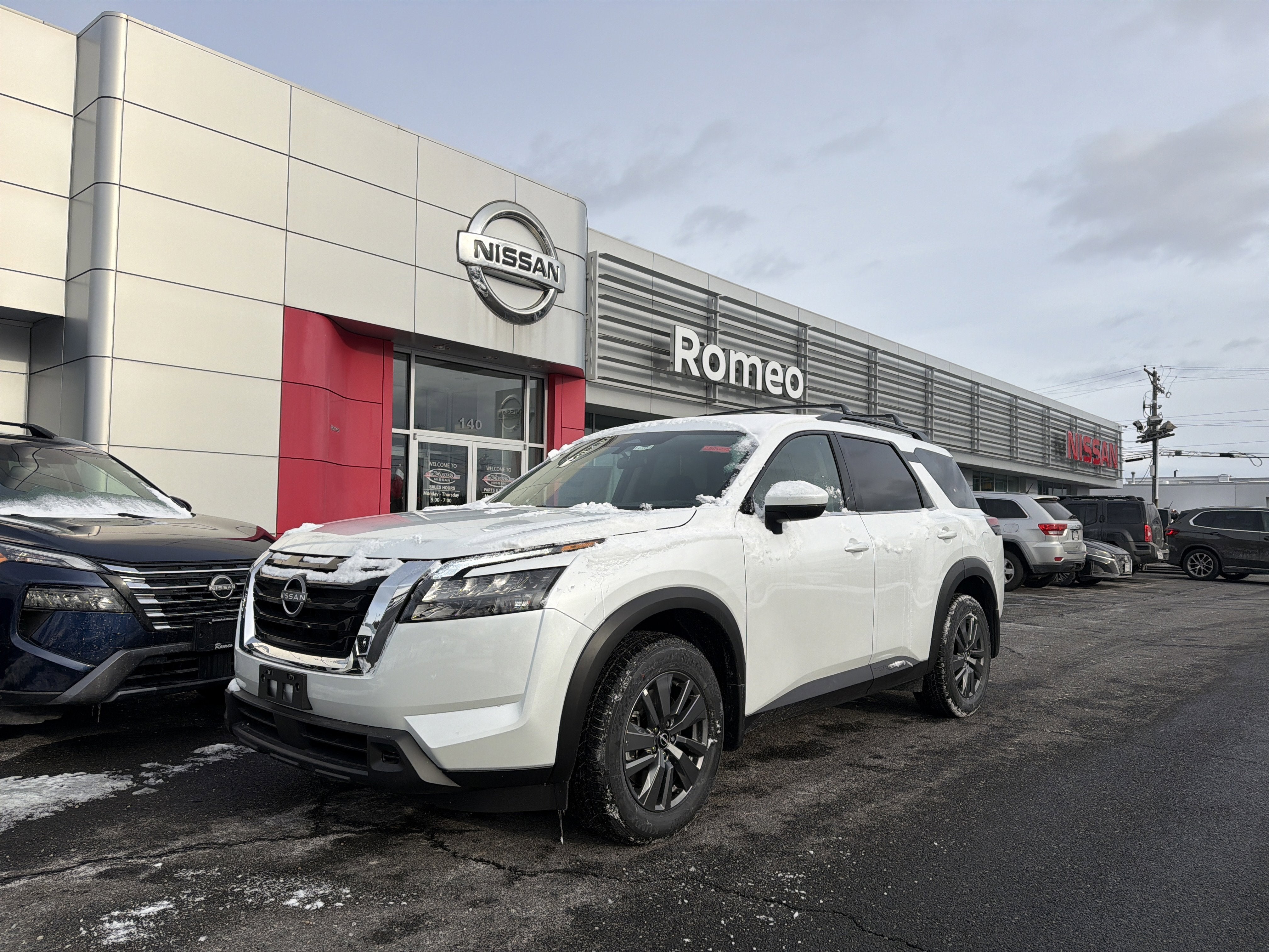 2025 Nissan Pathfinder SV