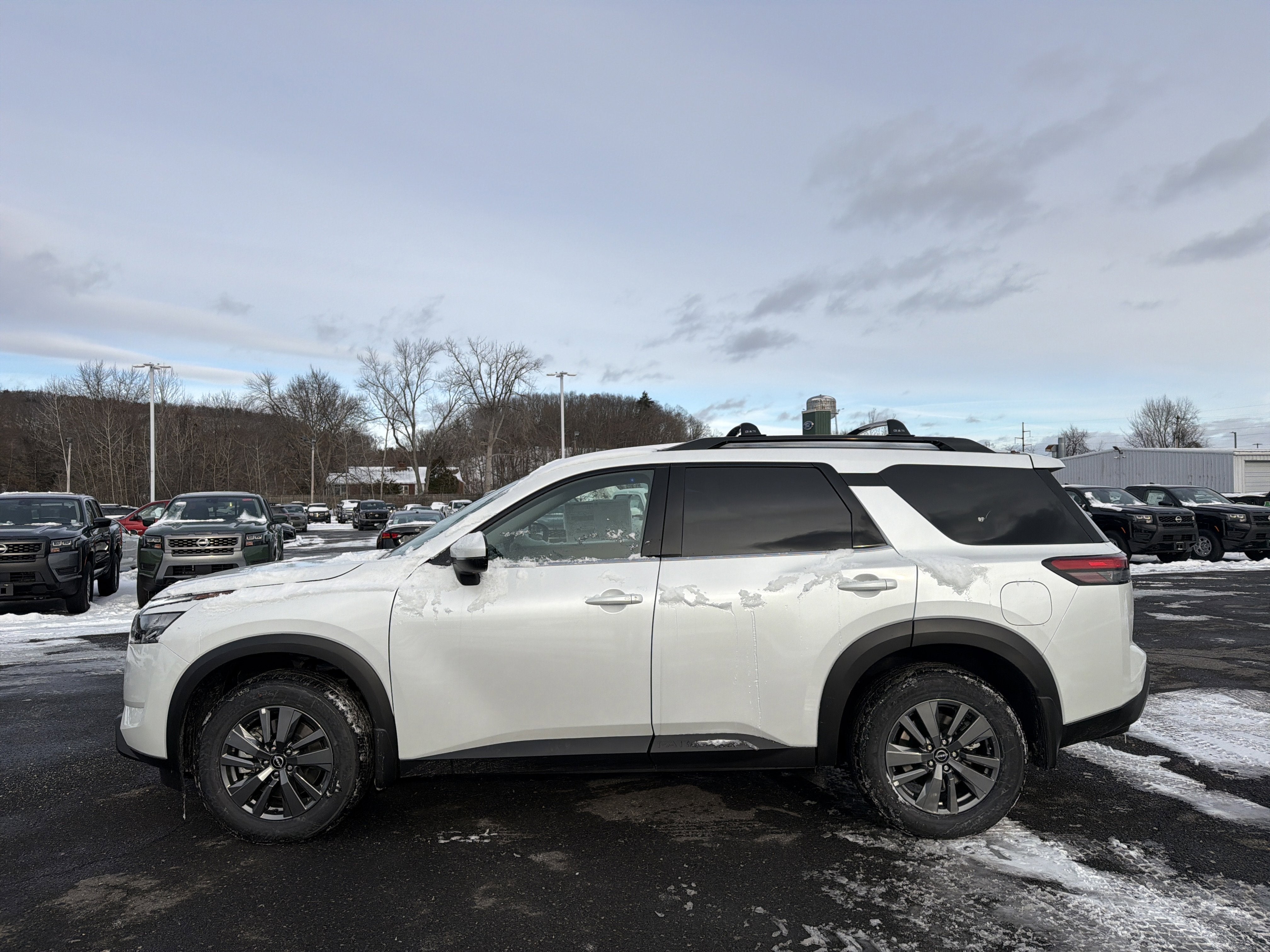 2025 Nissan Pathfinder SV