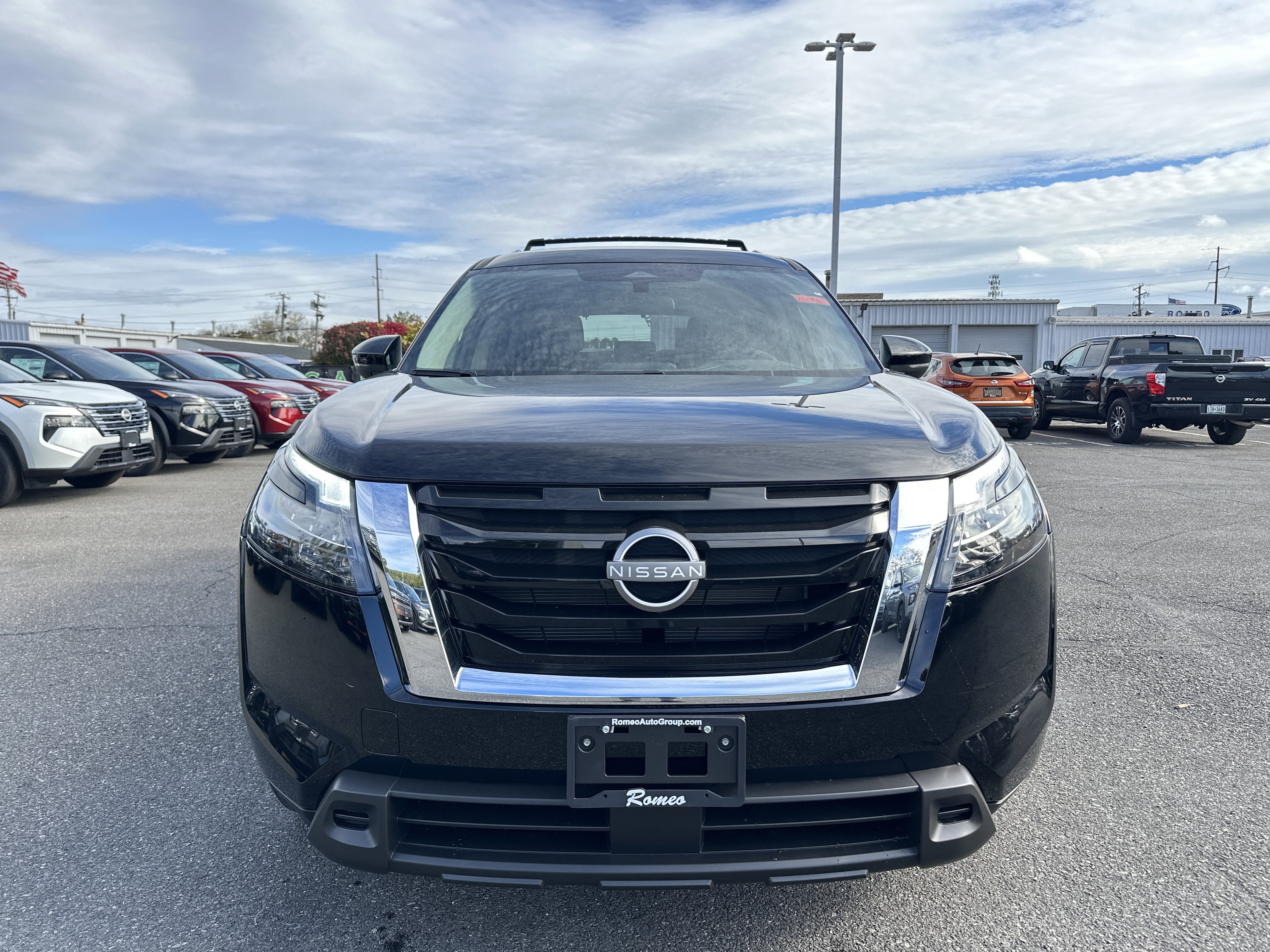 2025 Nissan Pathfinder SV