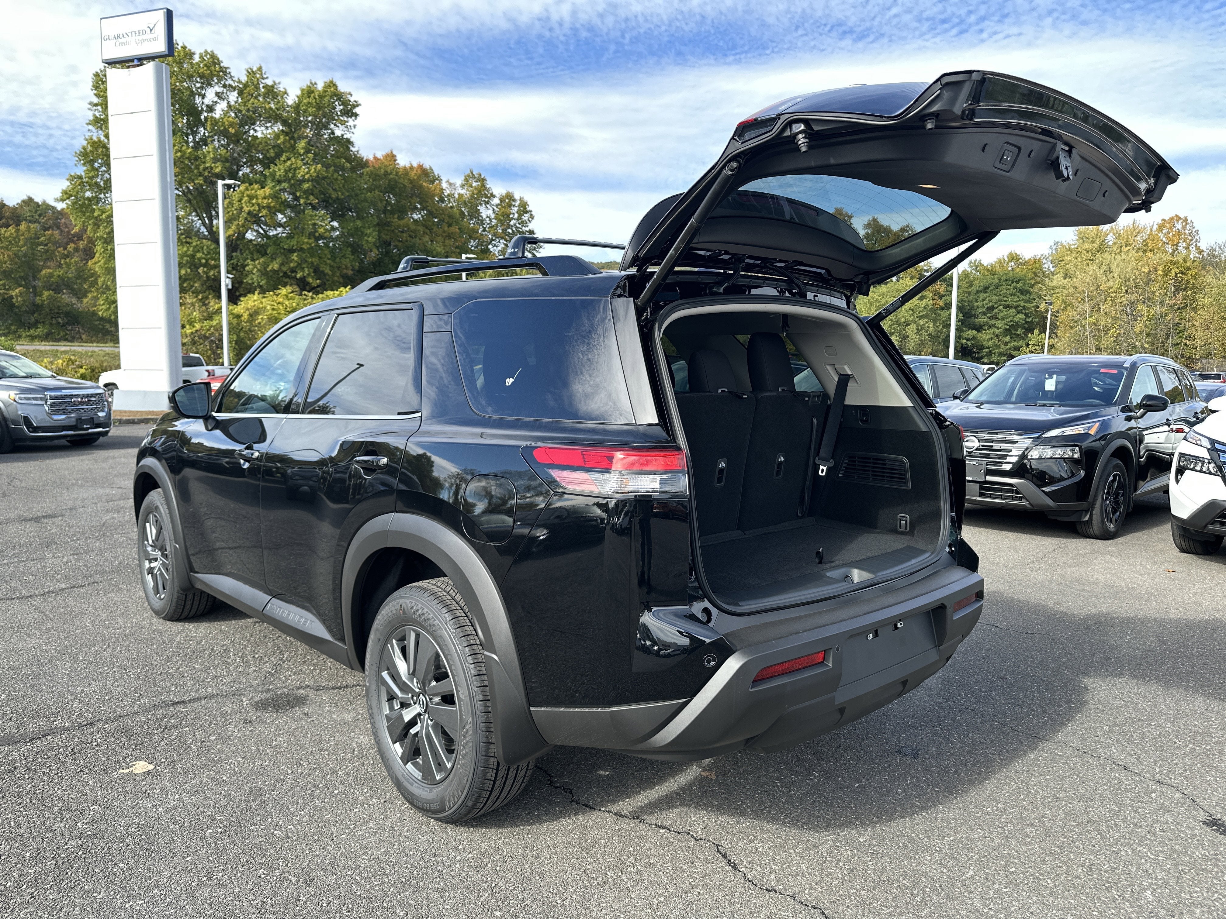 2025 Nissan Pathfinder SV