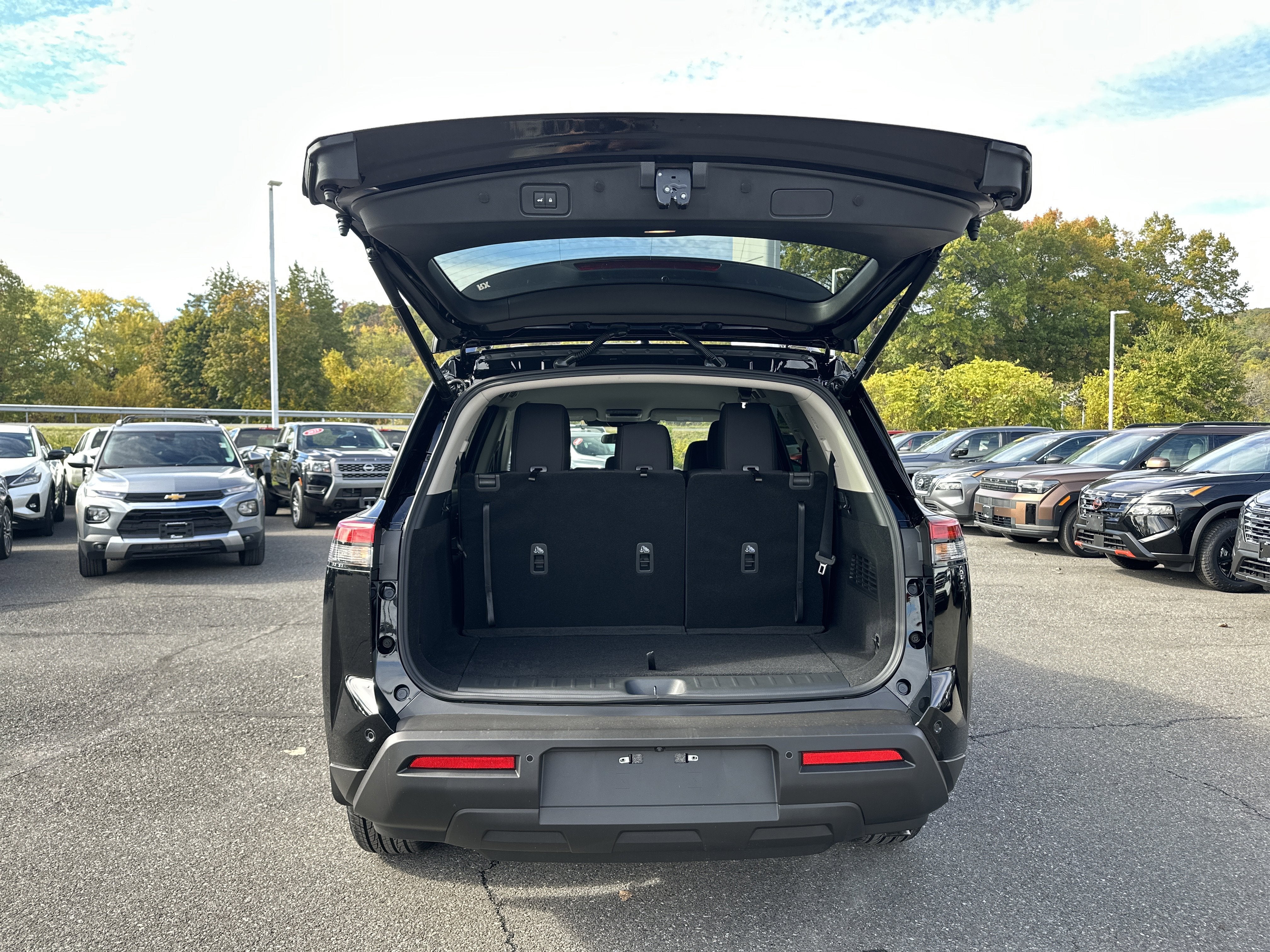 2025 Nissan Pathfinder SV