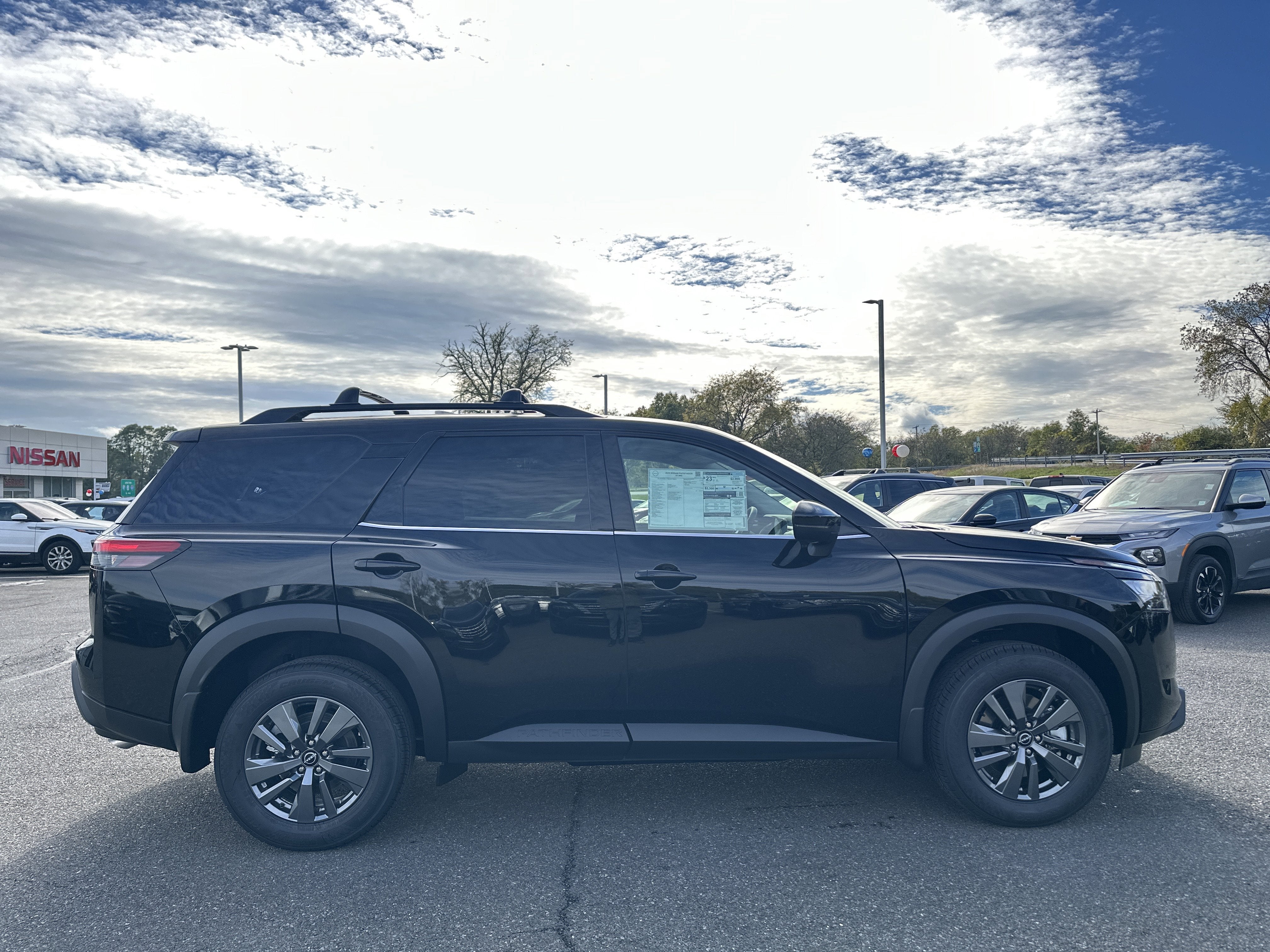 2025 Nissan Pathfinder SV