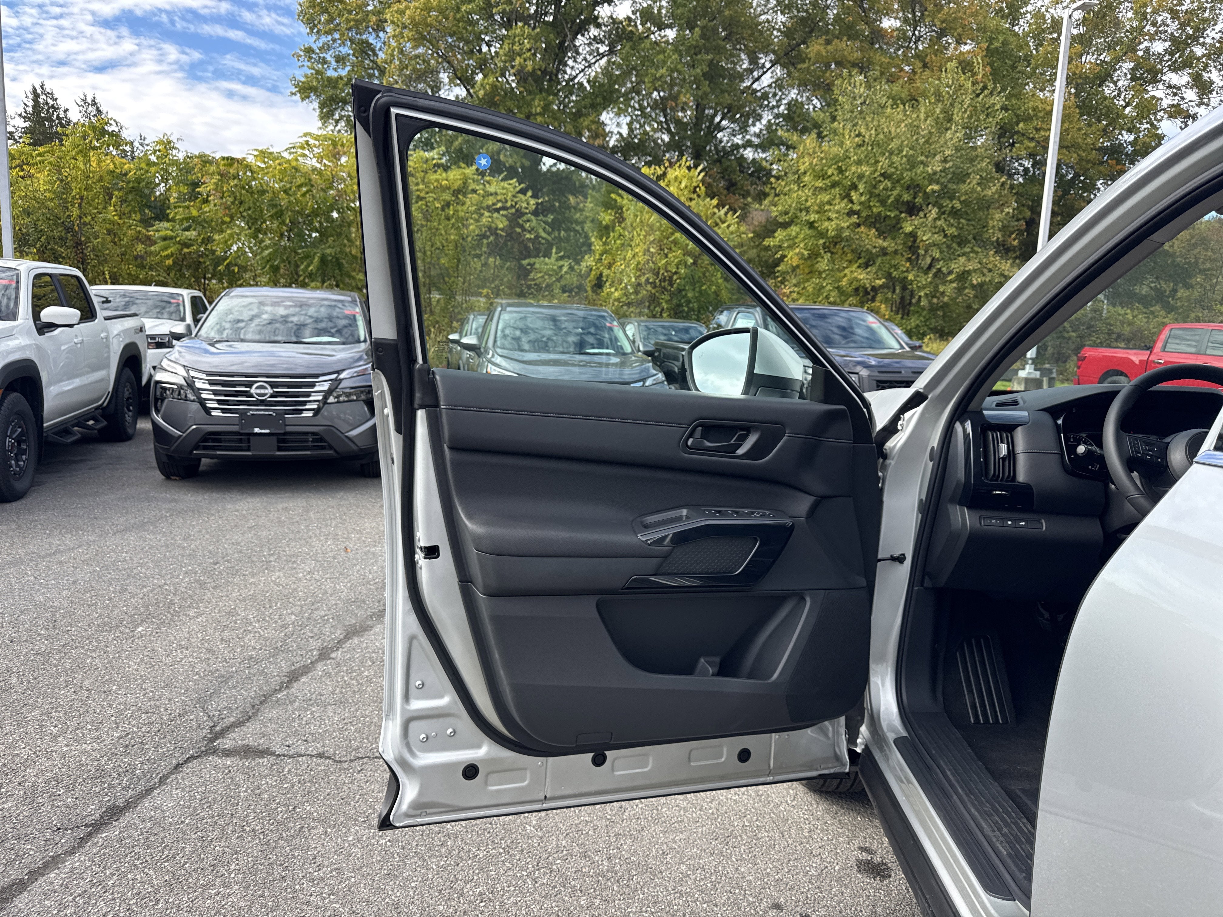 2025 Nissan Pathfinder SV