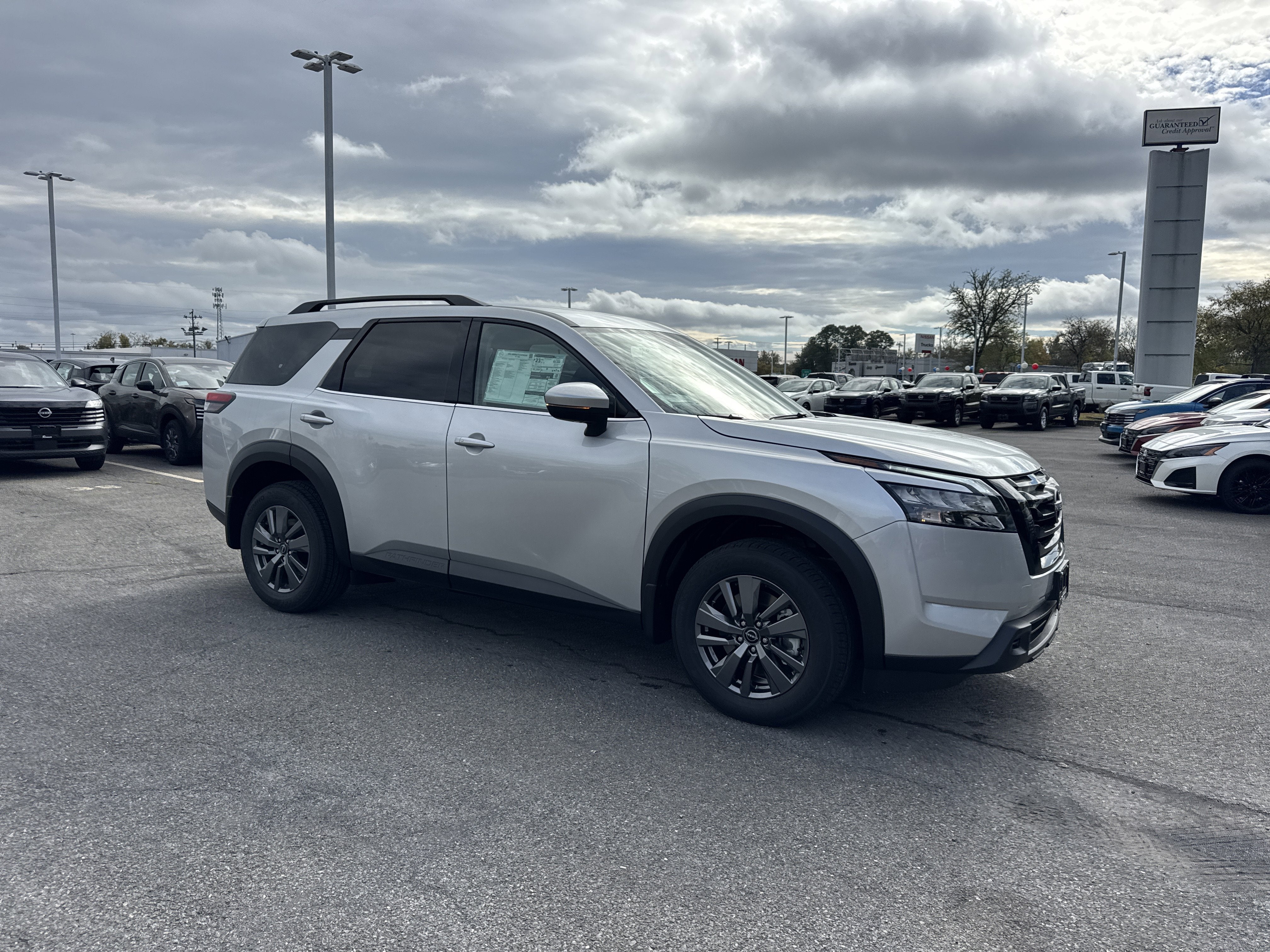2025 Nissan Pathfinder SV
