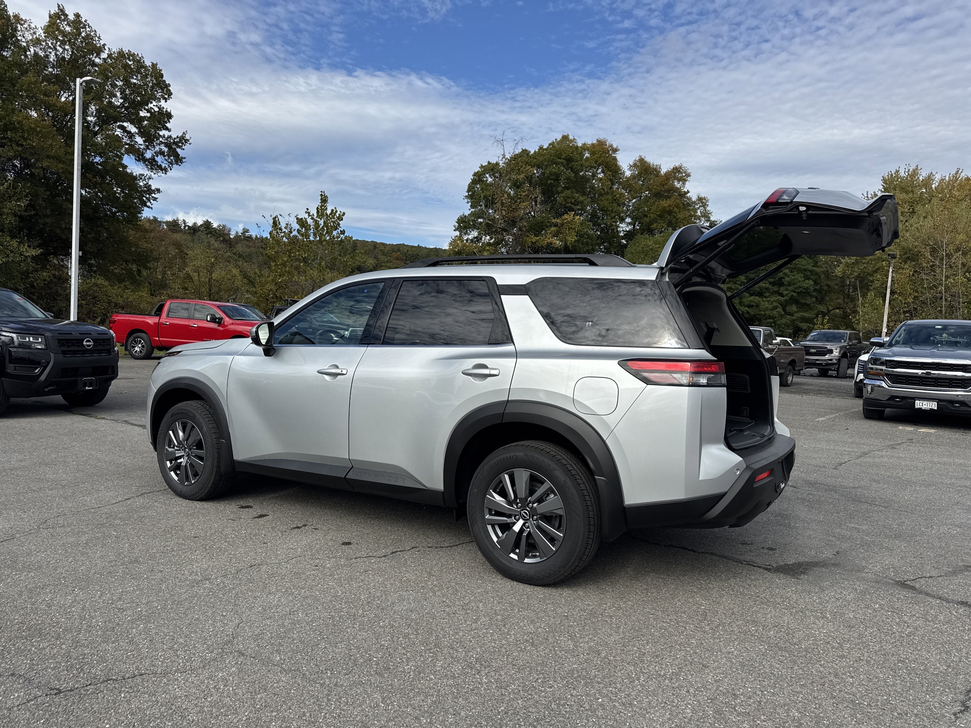 2025 Nissan Pathfinder SV