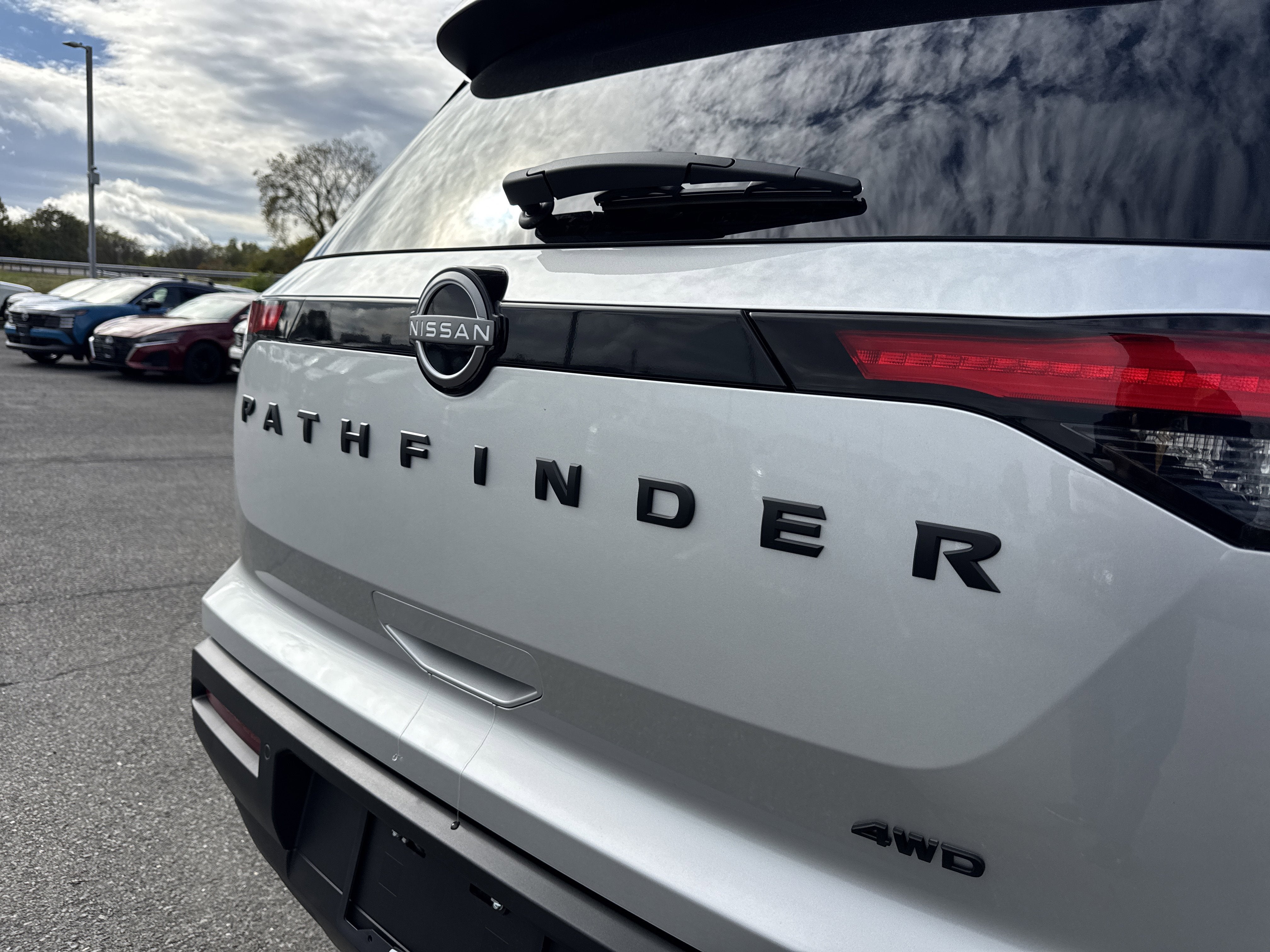 2025 Nissan Pathfinder SV