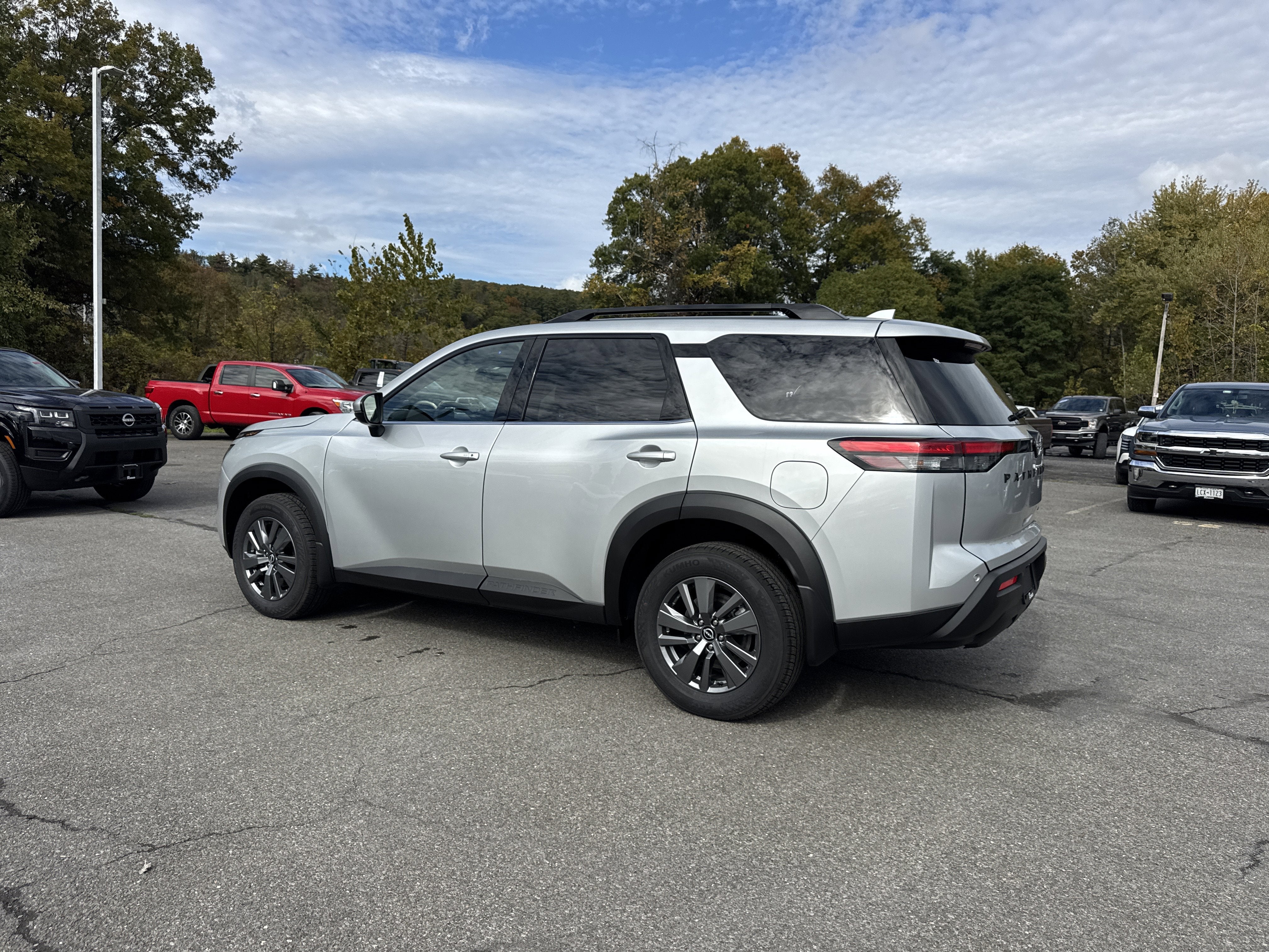 2025 Nissan Pathfinder SV