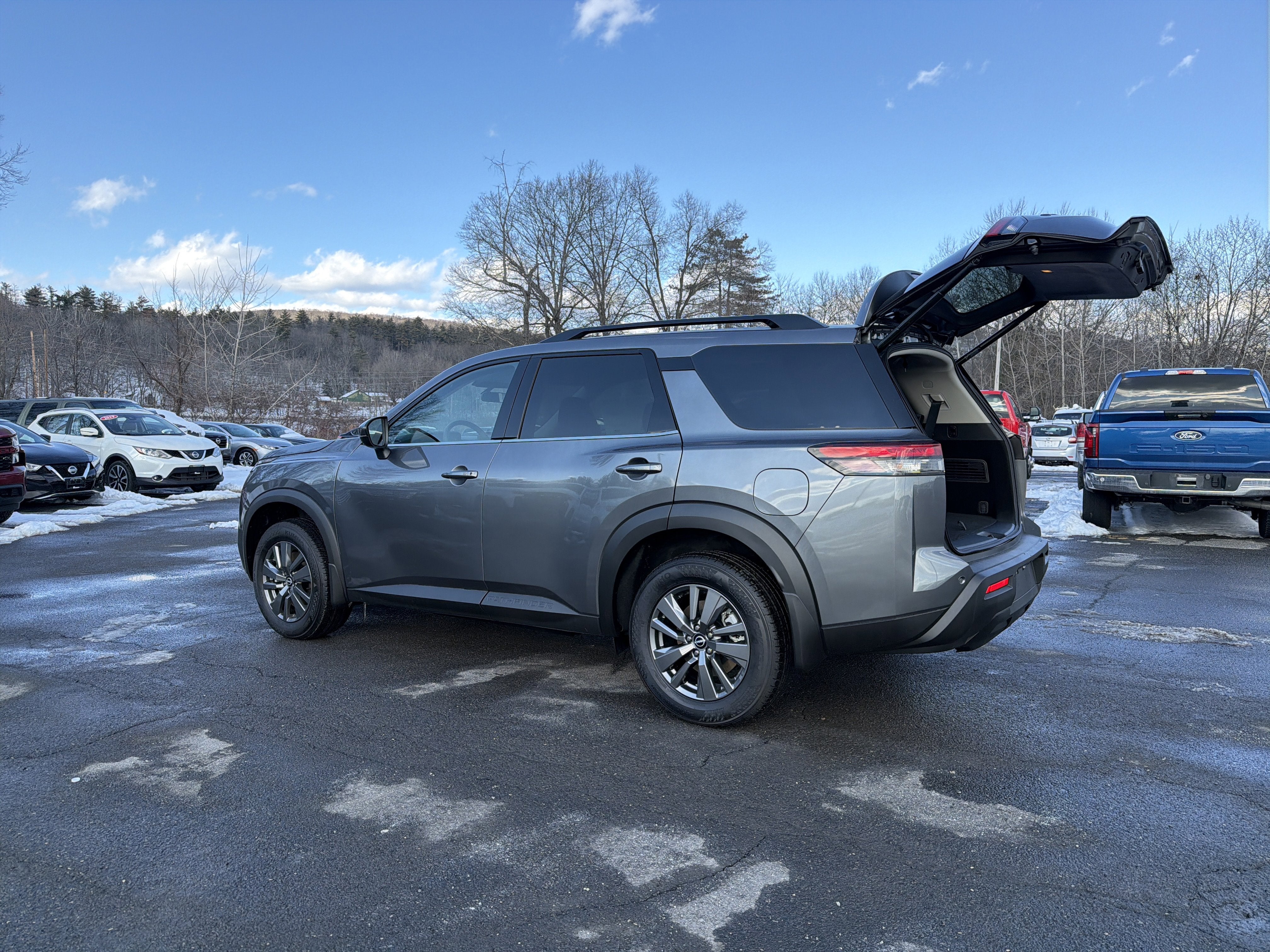 2025 Nissan Pathfinder SV