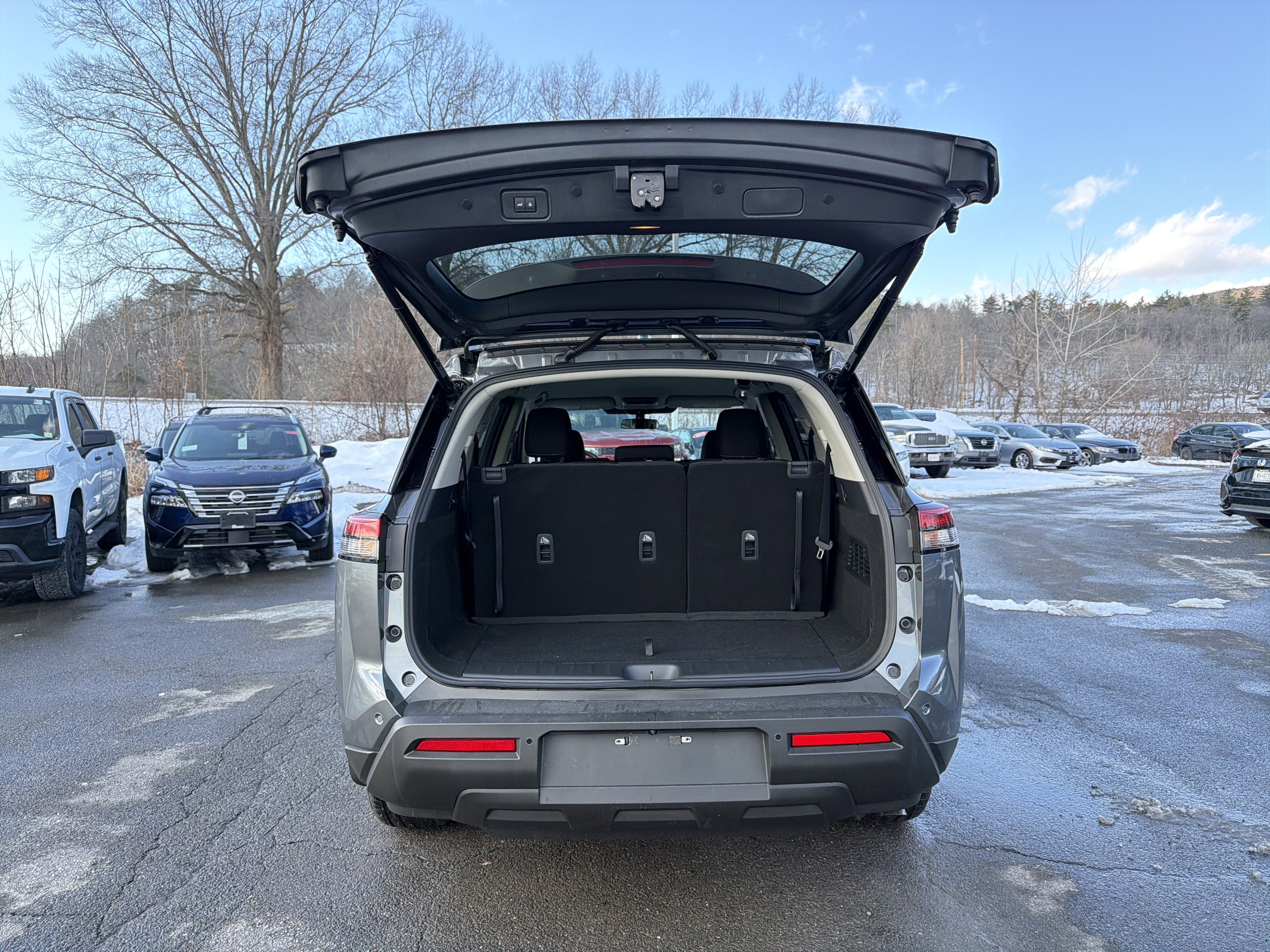 2025 Nissan Pathfinder SV