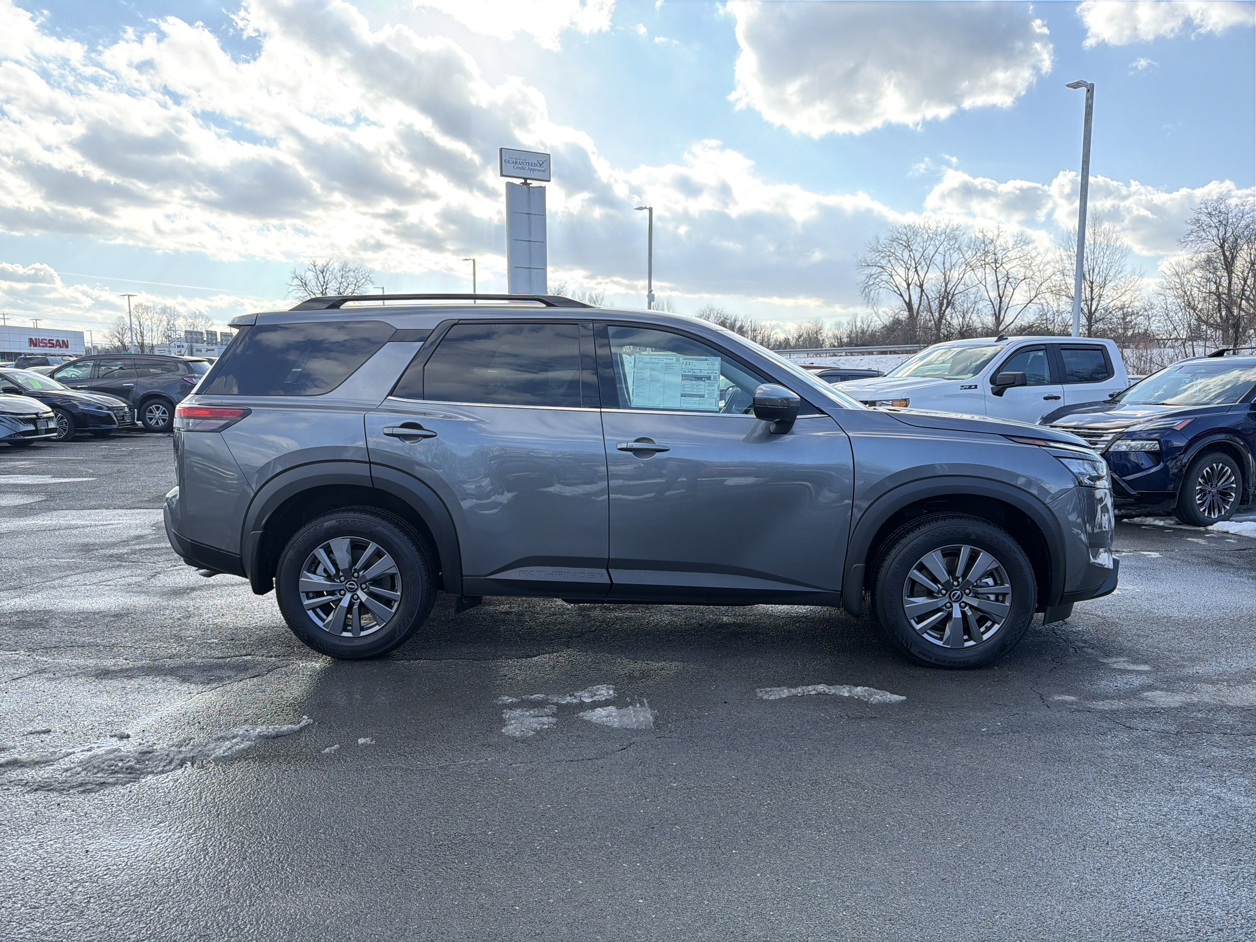 2025 Nissan Pathfinder SV