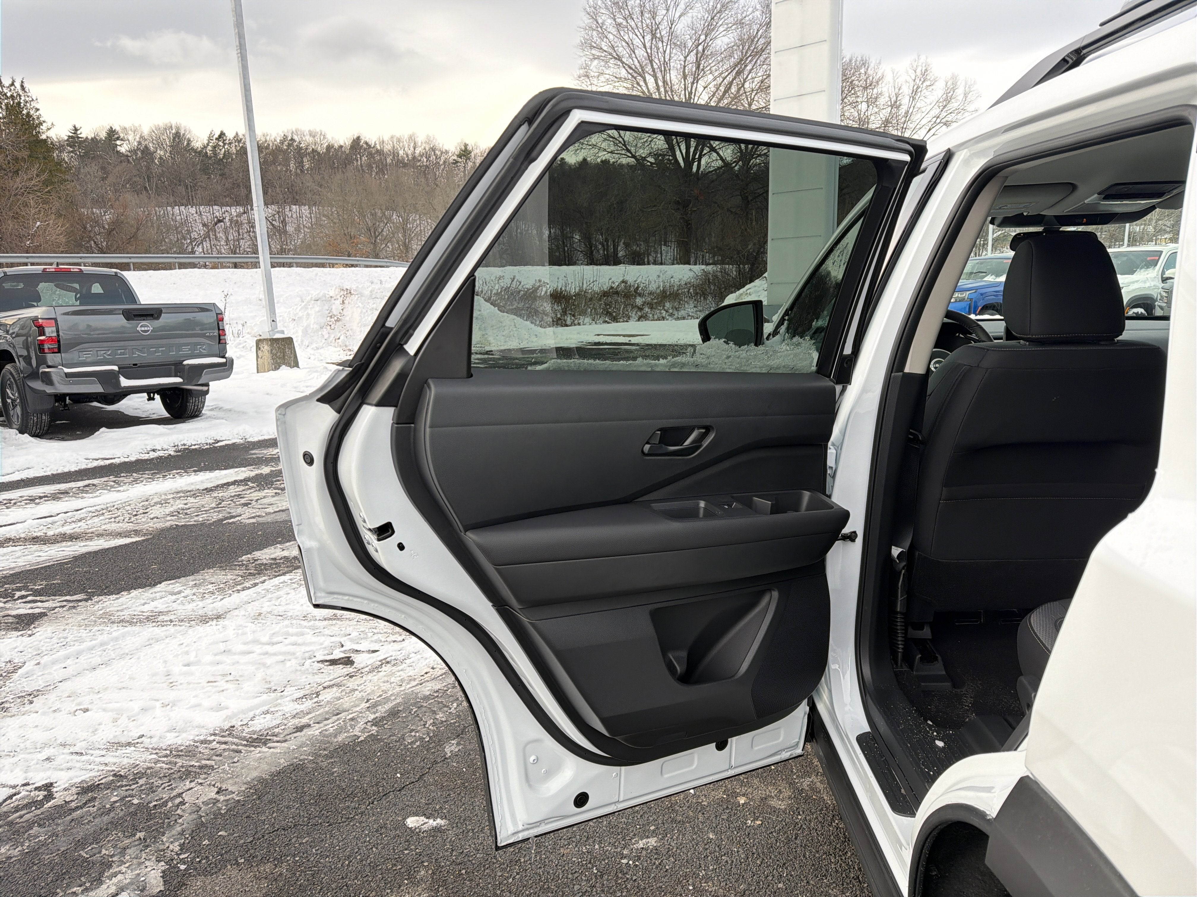 2025 Nissan Pathfinder SV