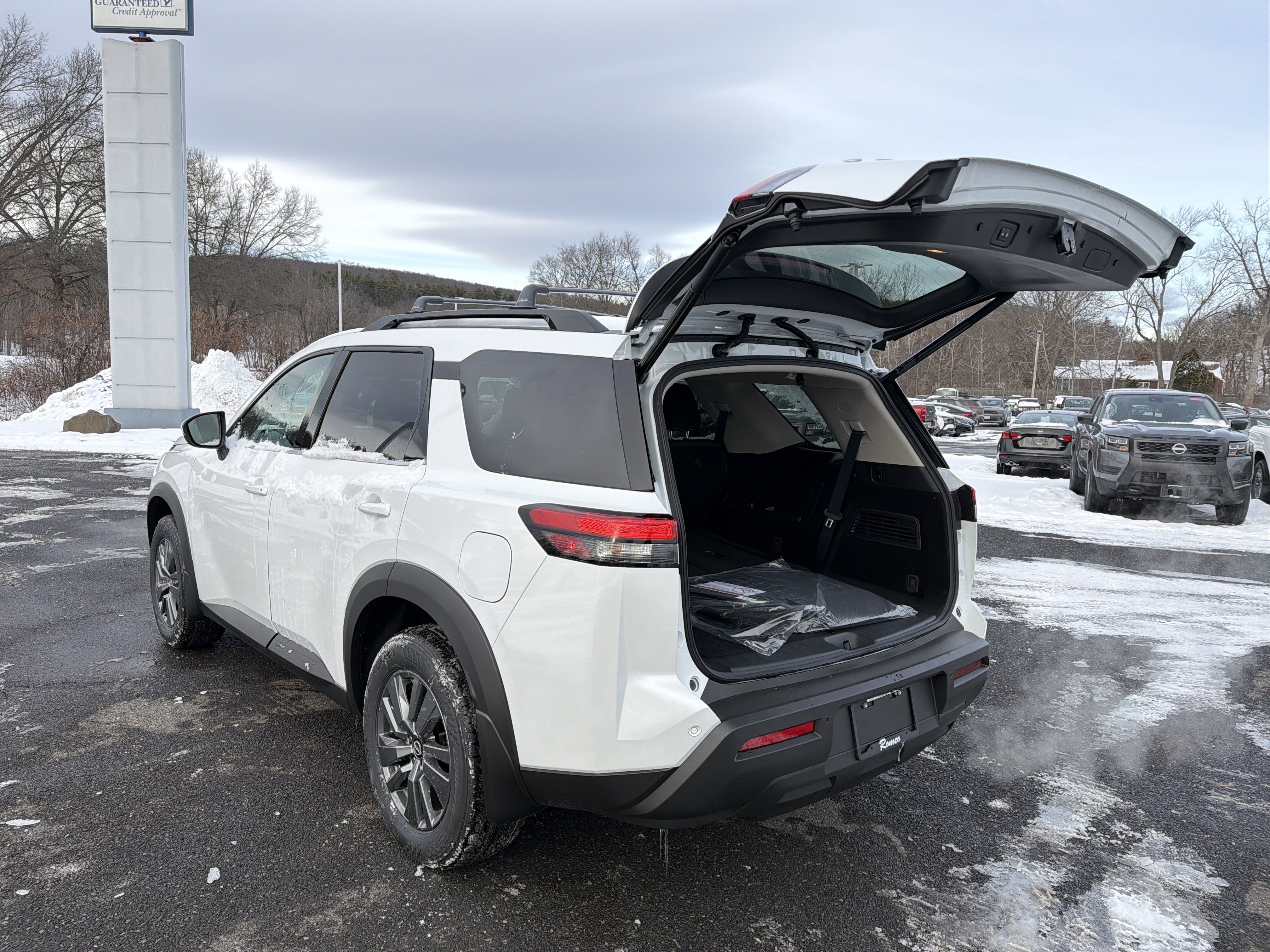 2025 Nissan Pathfinder SV