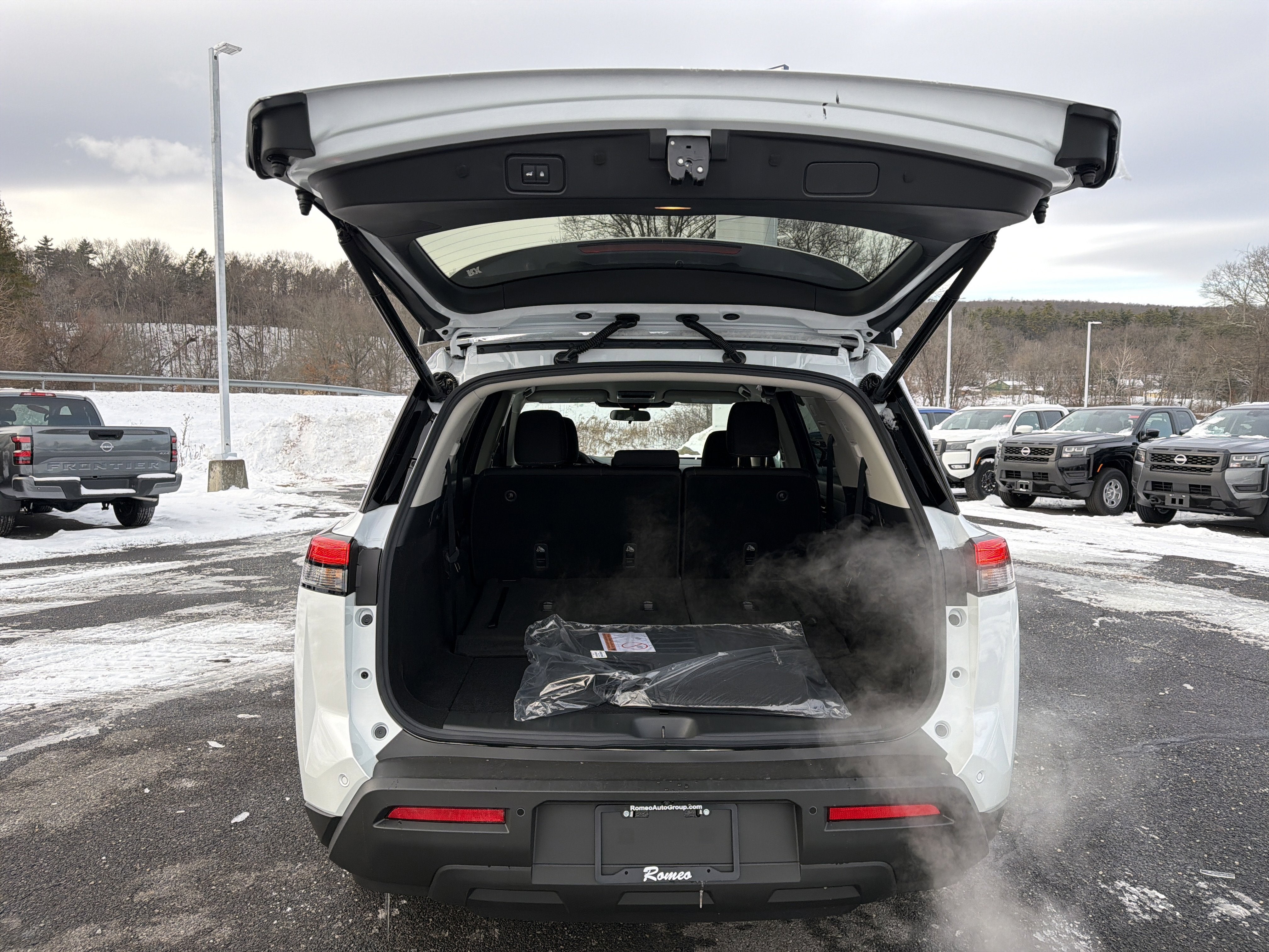 2025 Nissan Pathfinder SV