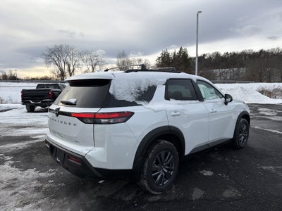 2025 Nissan Pathfinder SV