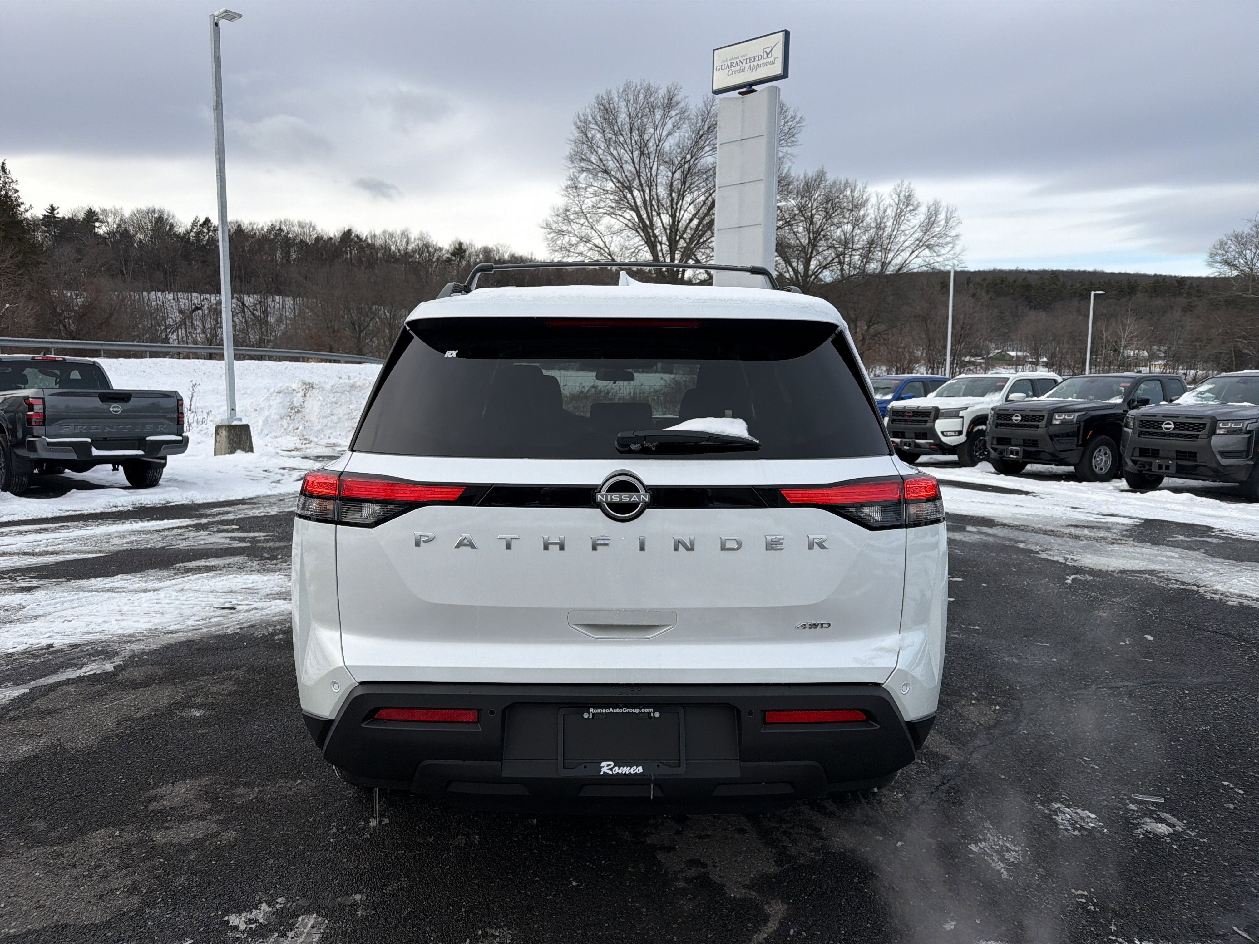 2025 Nissan Pathfinder SV