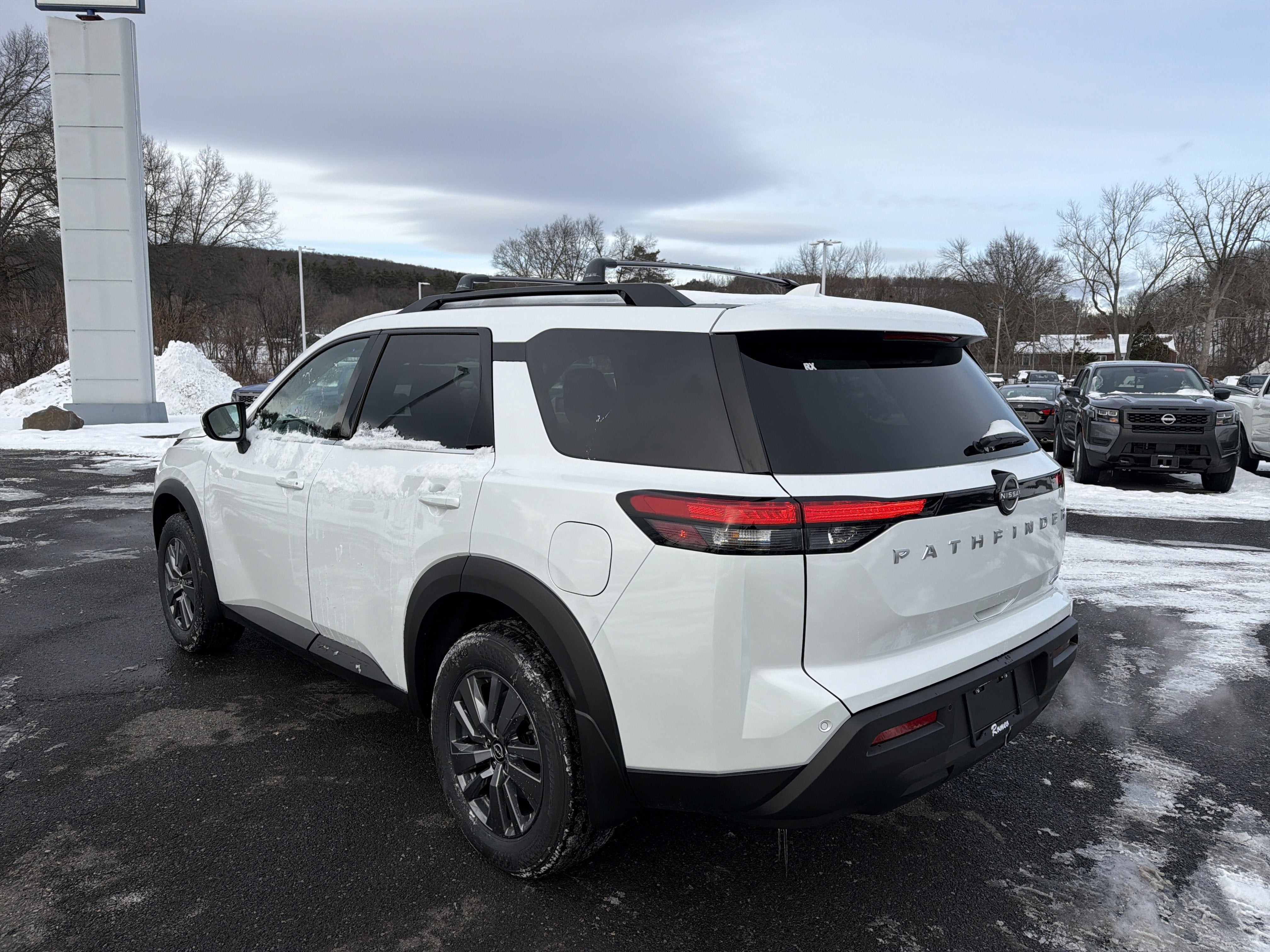 2025 Nissan Pathfinder SV