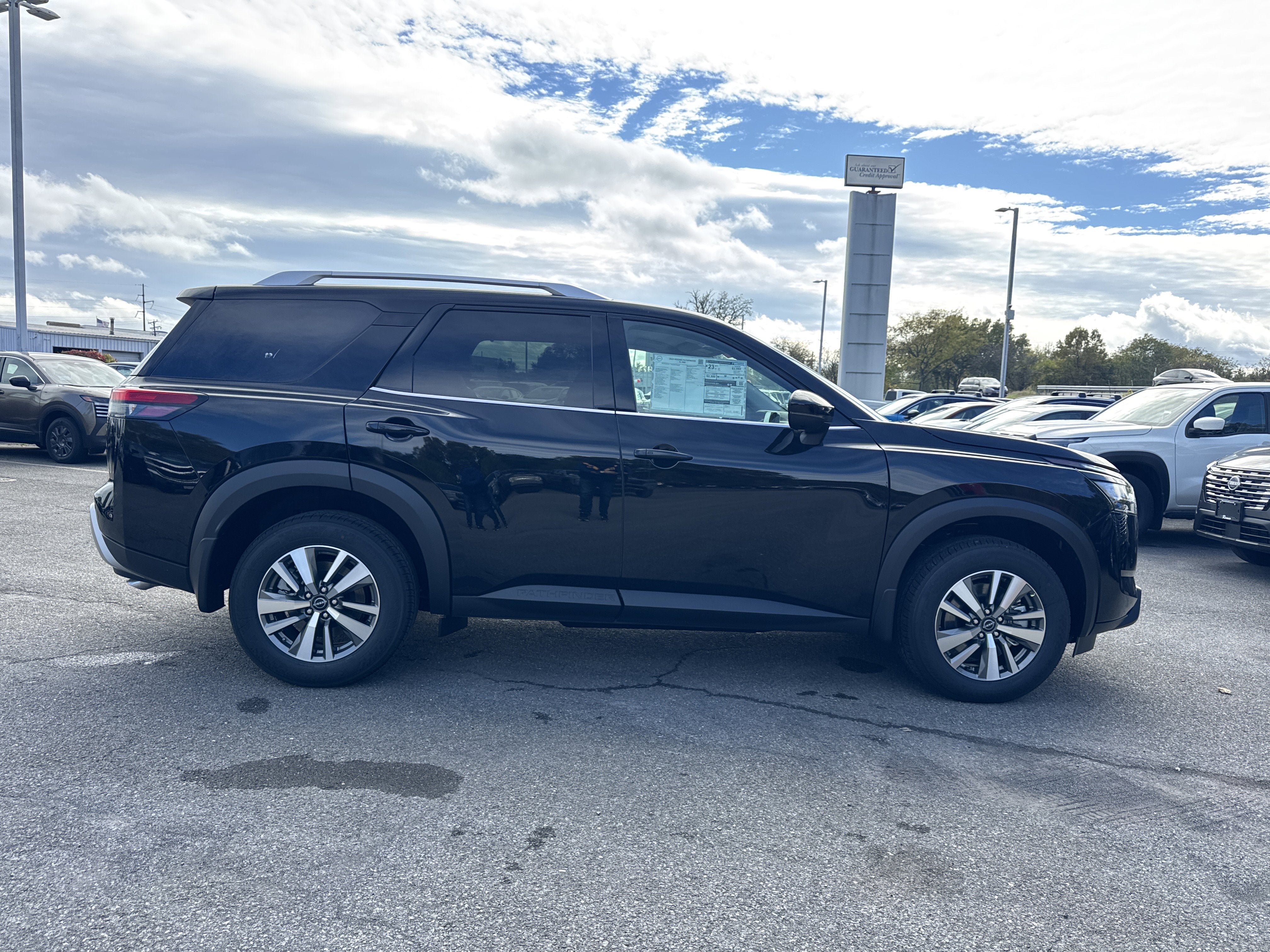 2025 Nissan Pathfinder SL