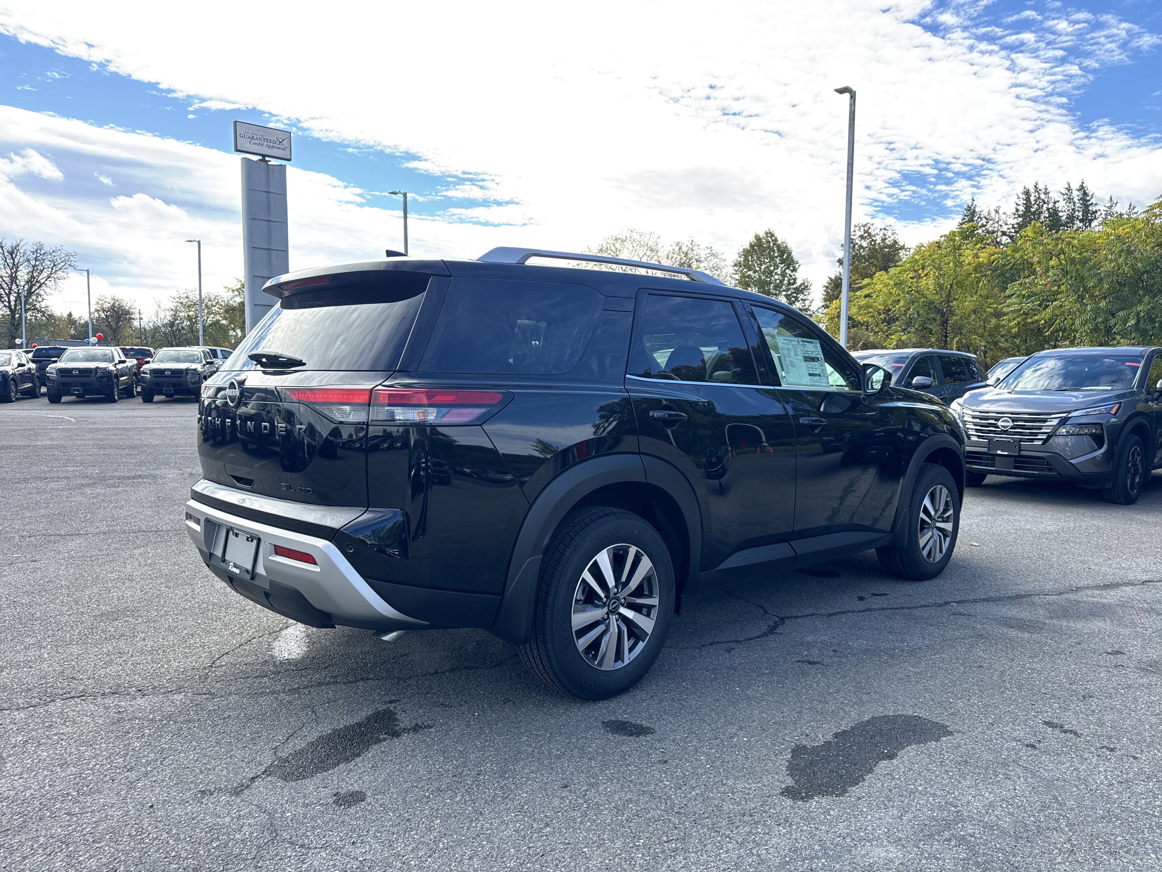 2025 Nissan Pathfinder SL