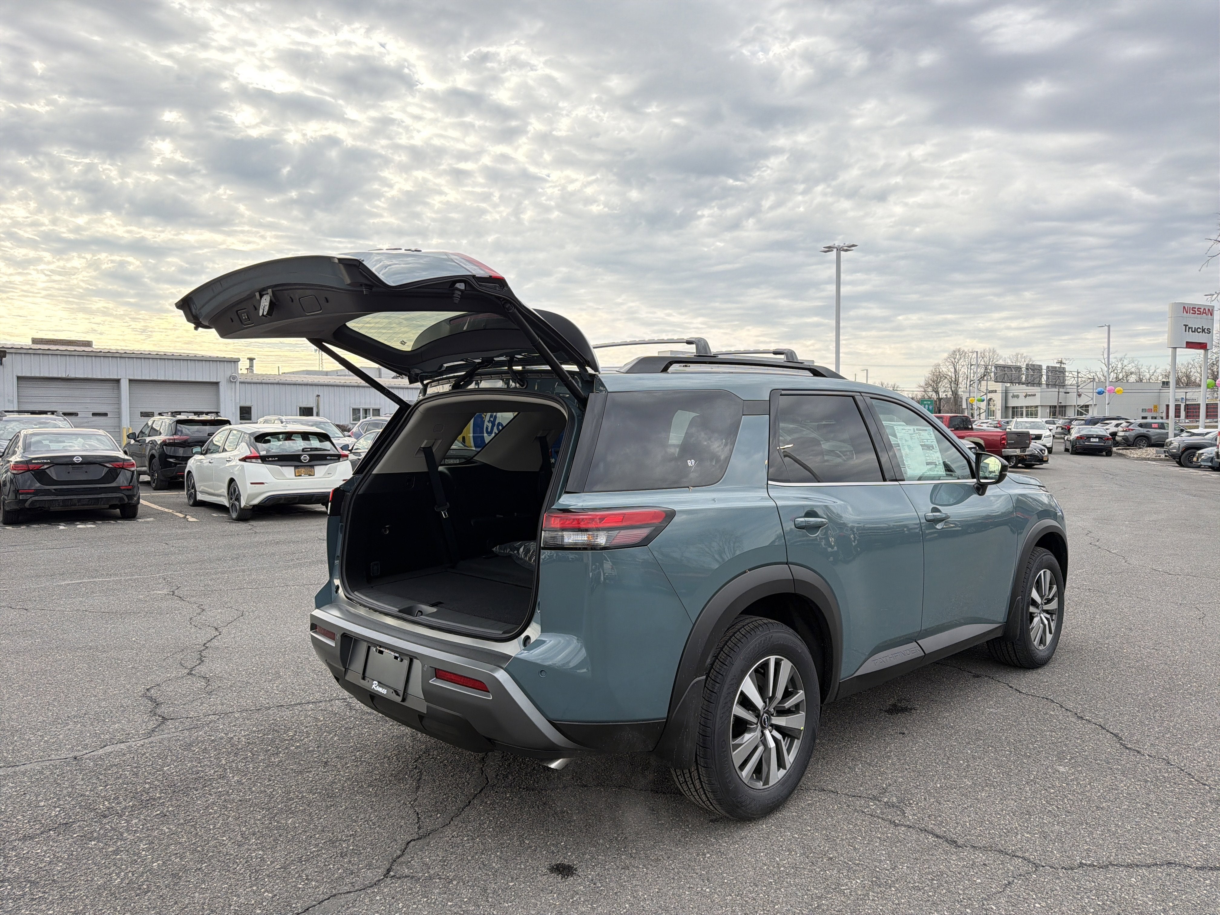 2026 Nissan Pathfinder SL