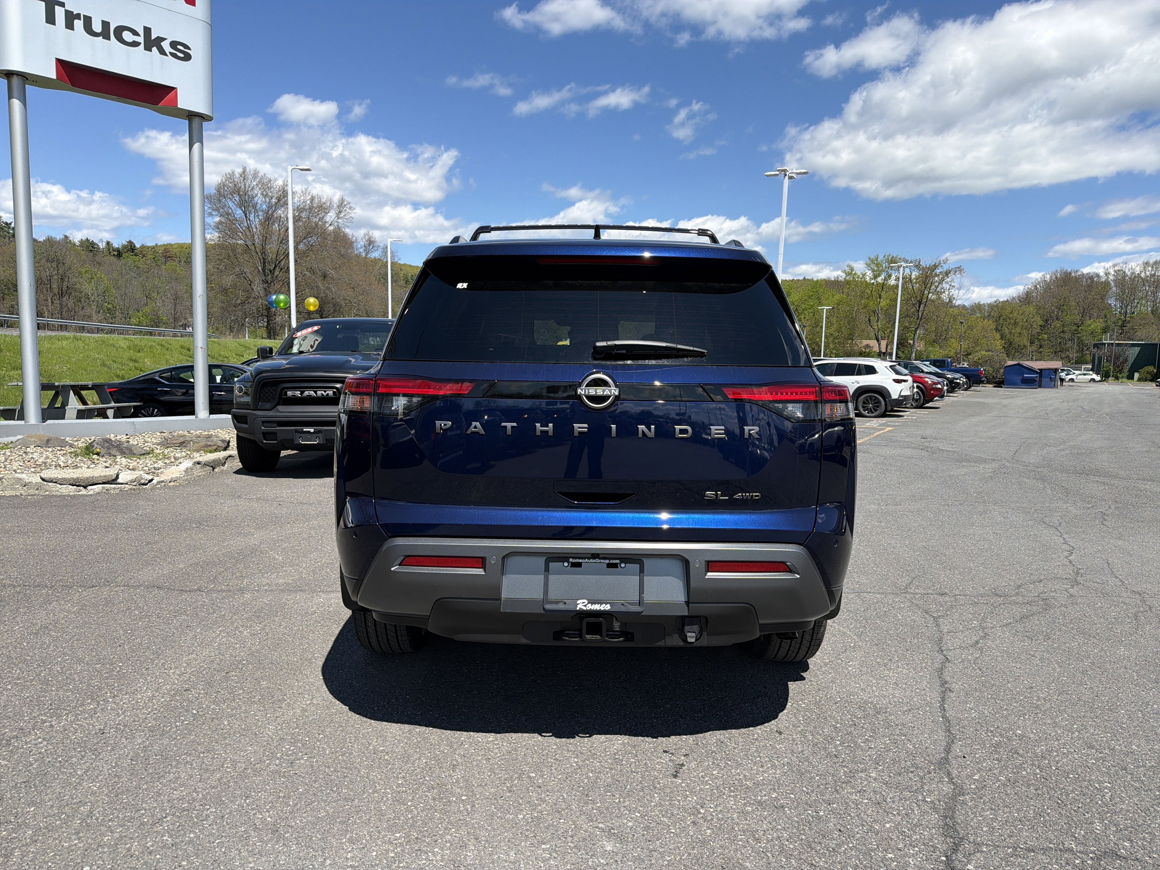 2026 Nissan Pathfinder SL