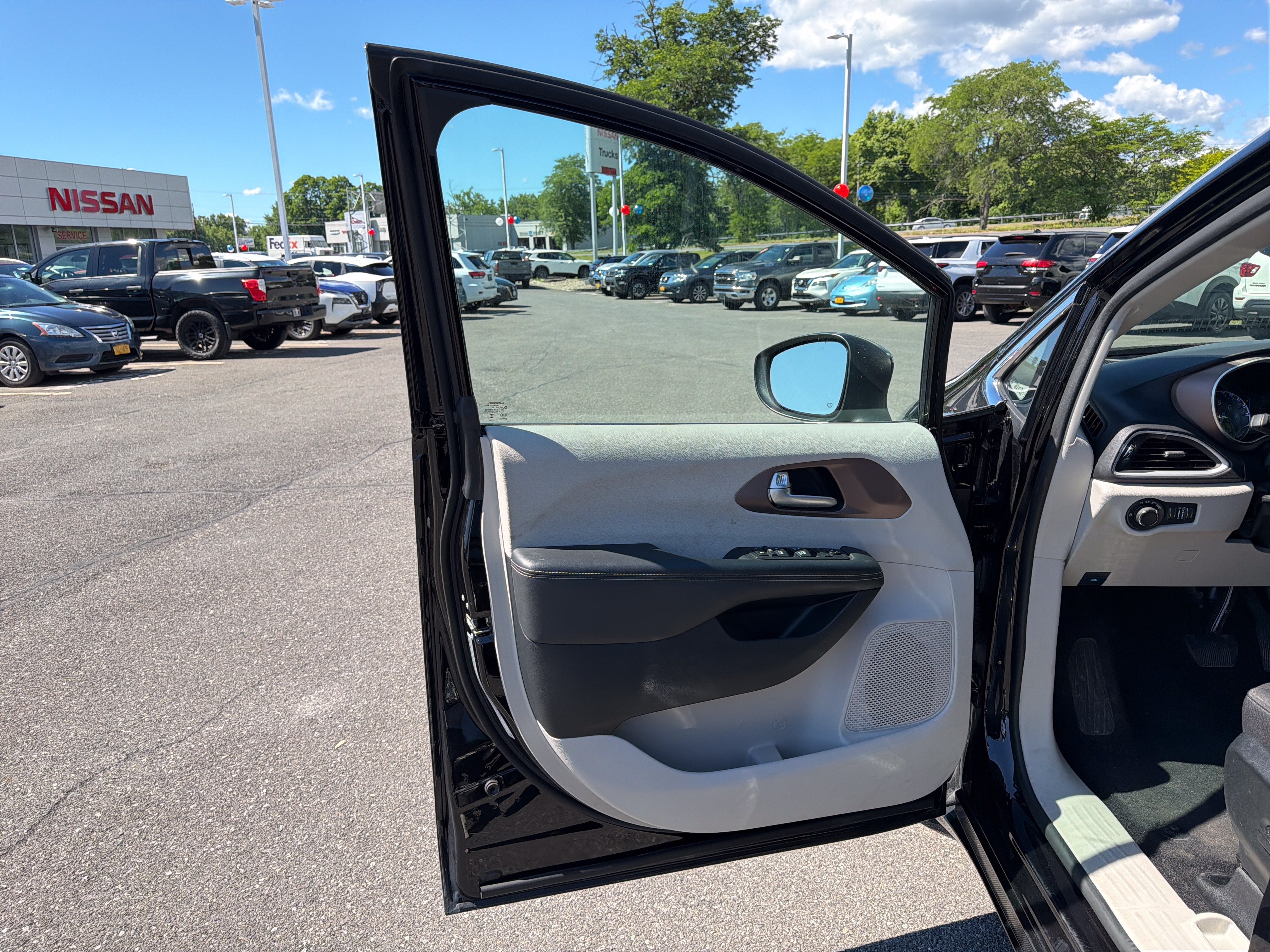 2024 Chrysler Voyager LX