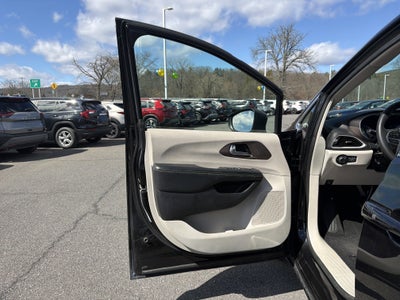 2022 Chrysler Voyager LX