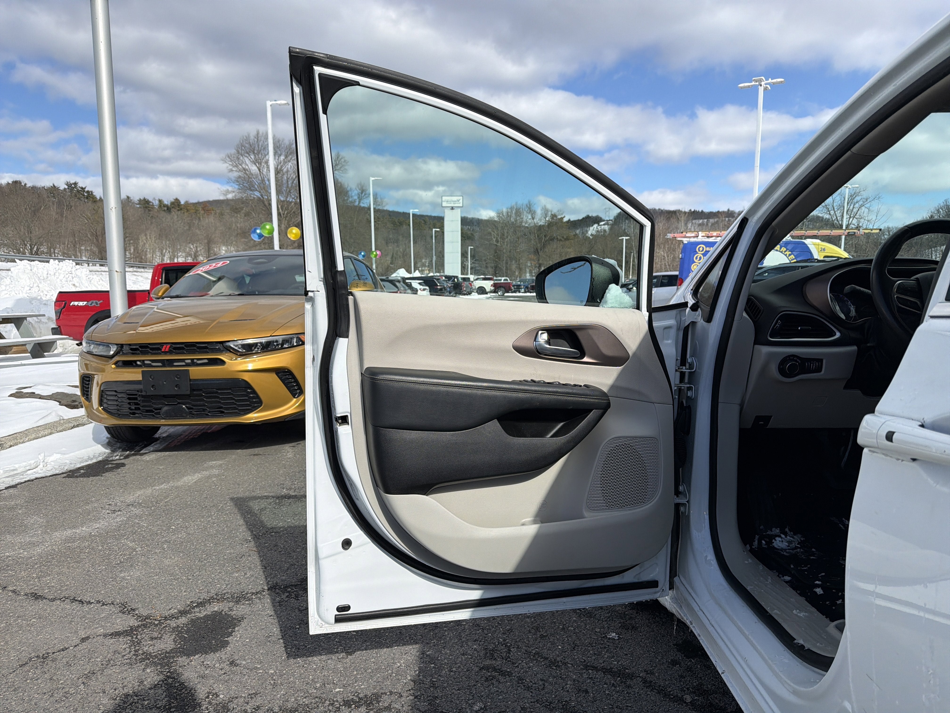 2023 Chrysler Voyager LX