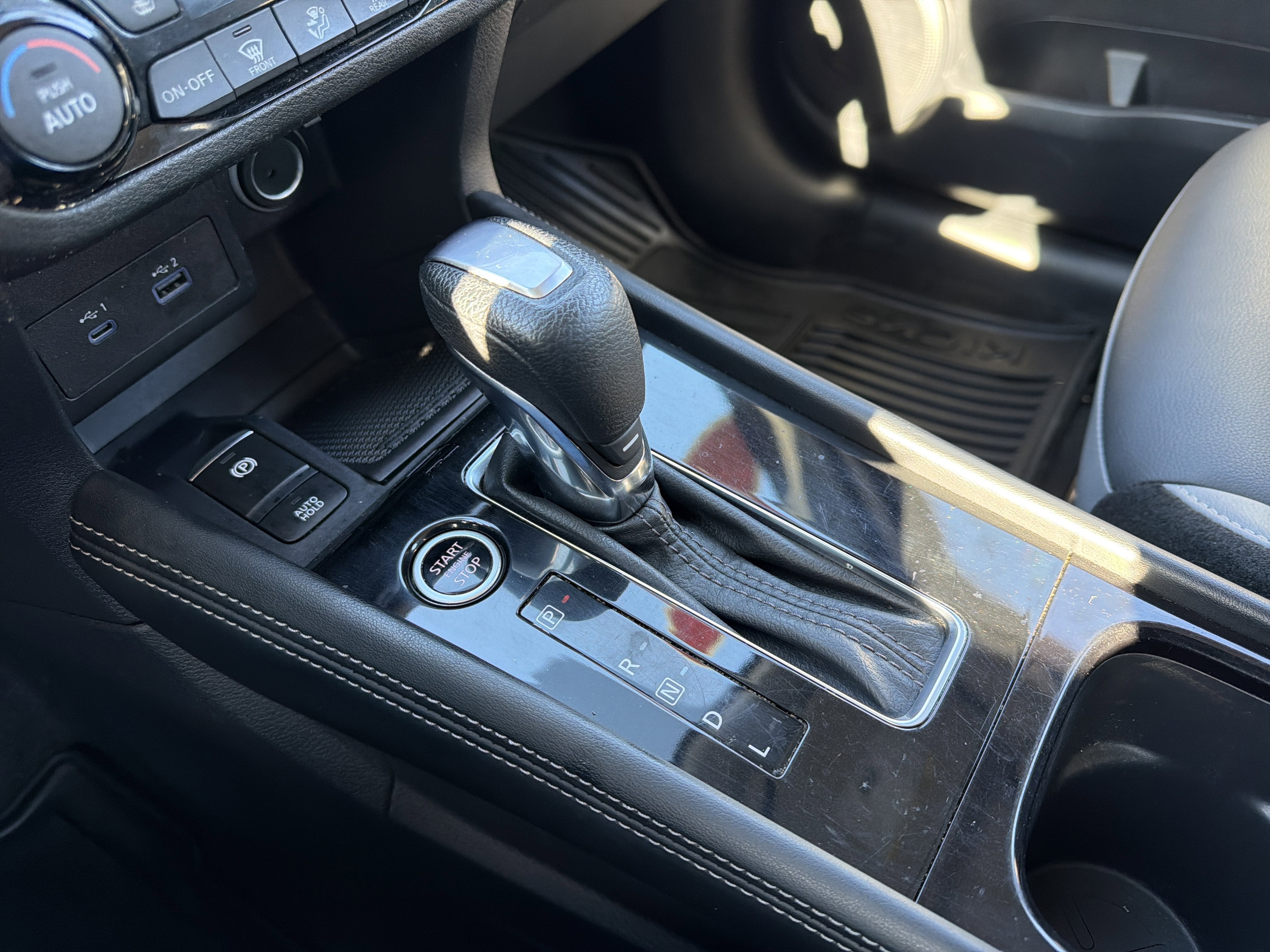 2022 Nissan Kicks SR