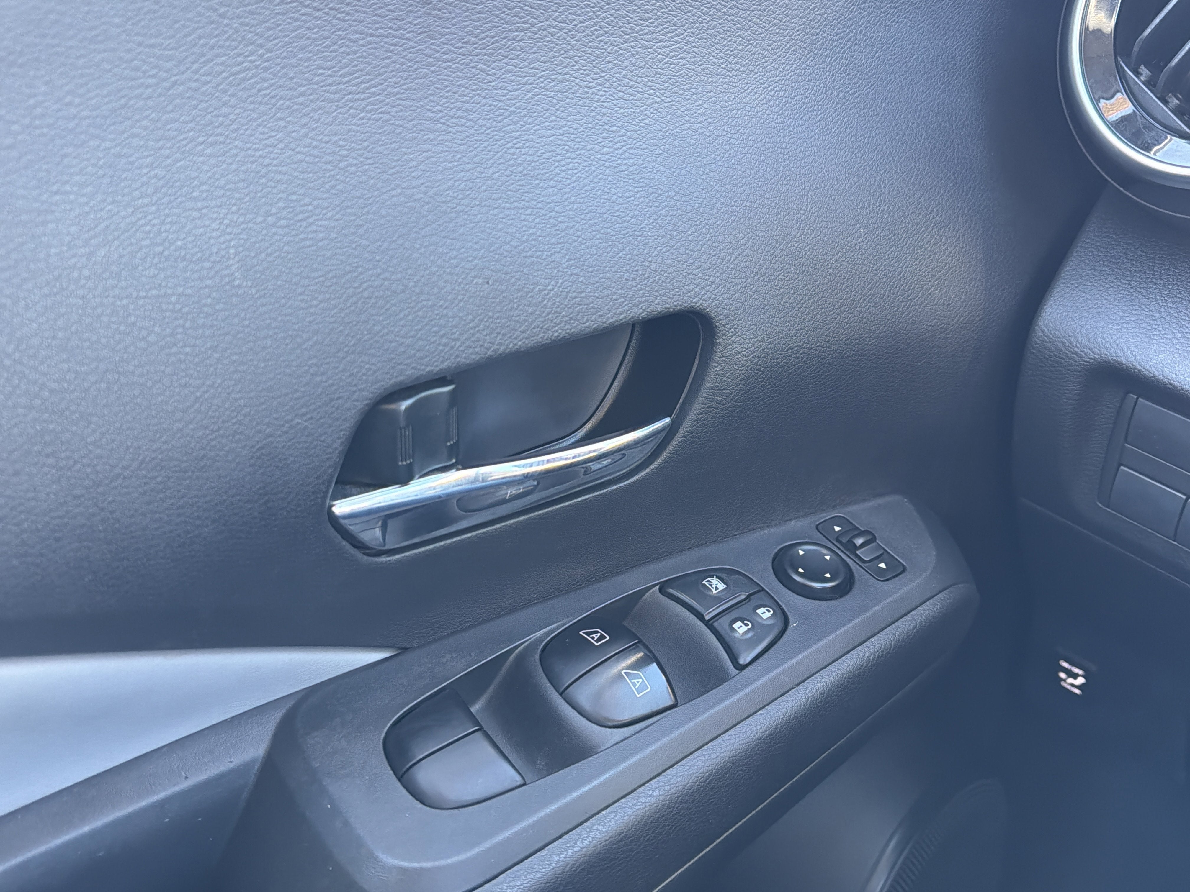 2022 Nissan Kicks SR