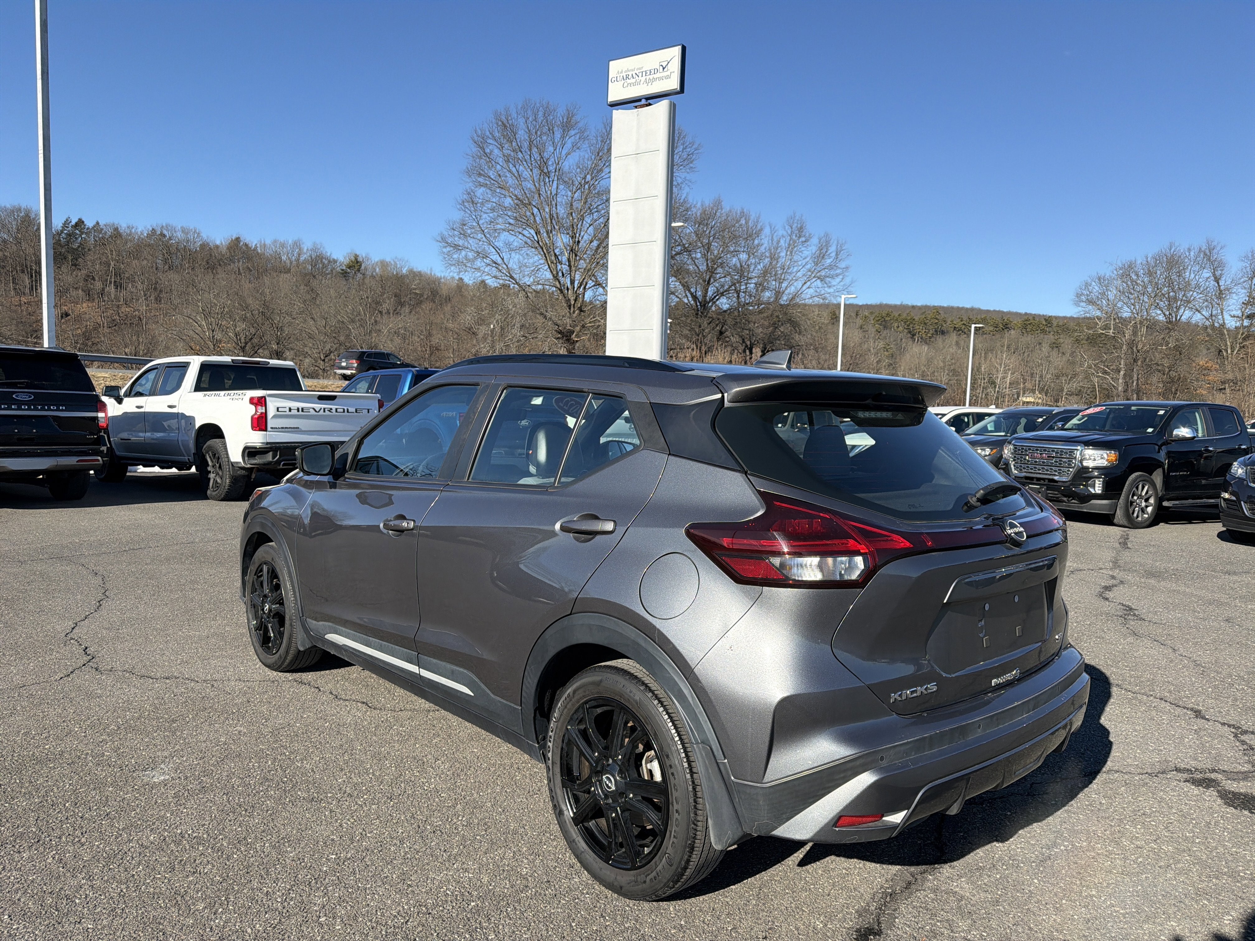 2022 Nissan Kicks SR