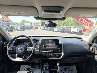 2023 Nissan Pathfinder SV