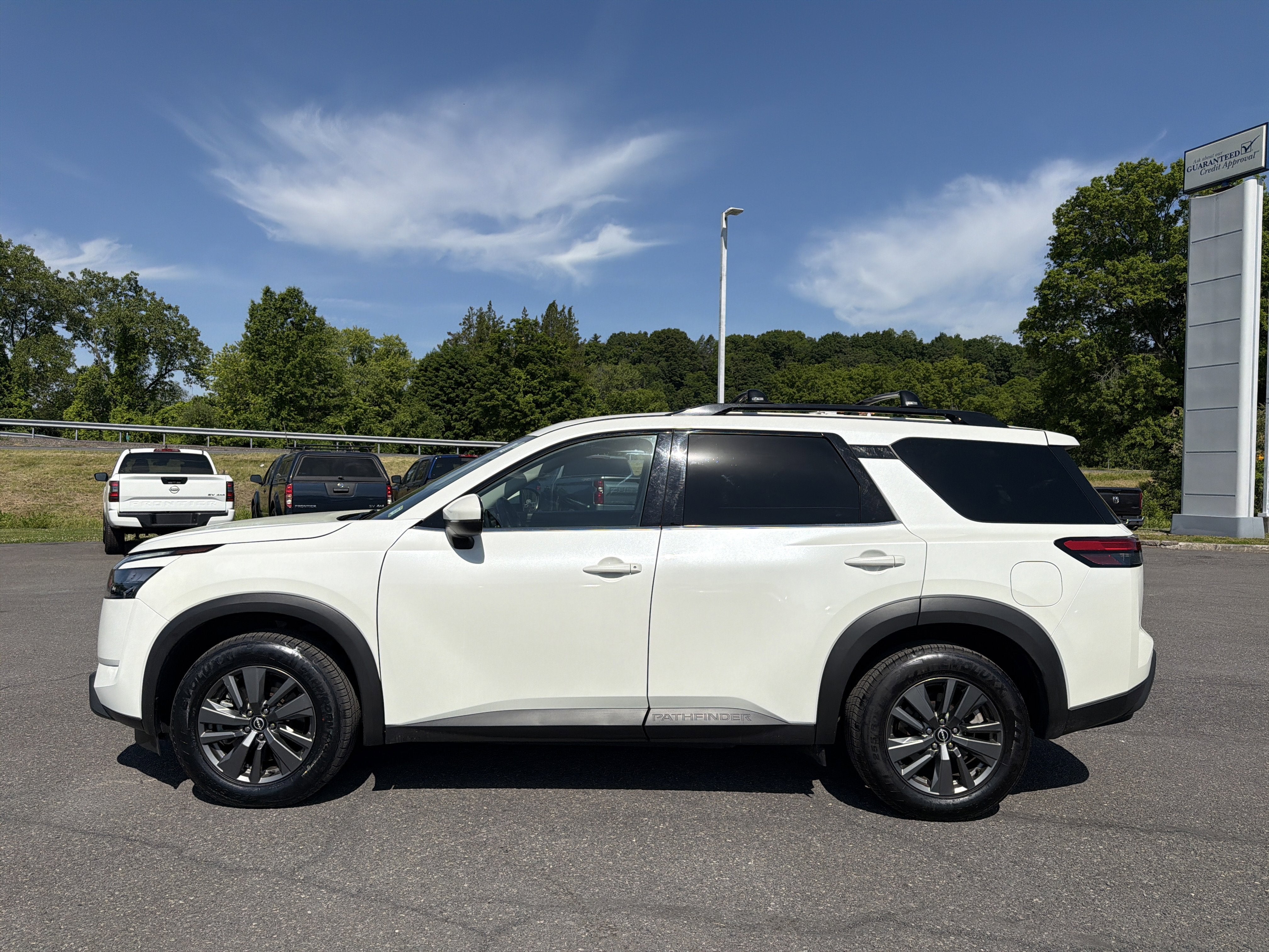 2023 Nissan Pathfinder SV