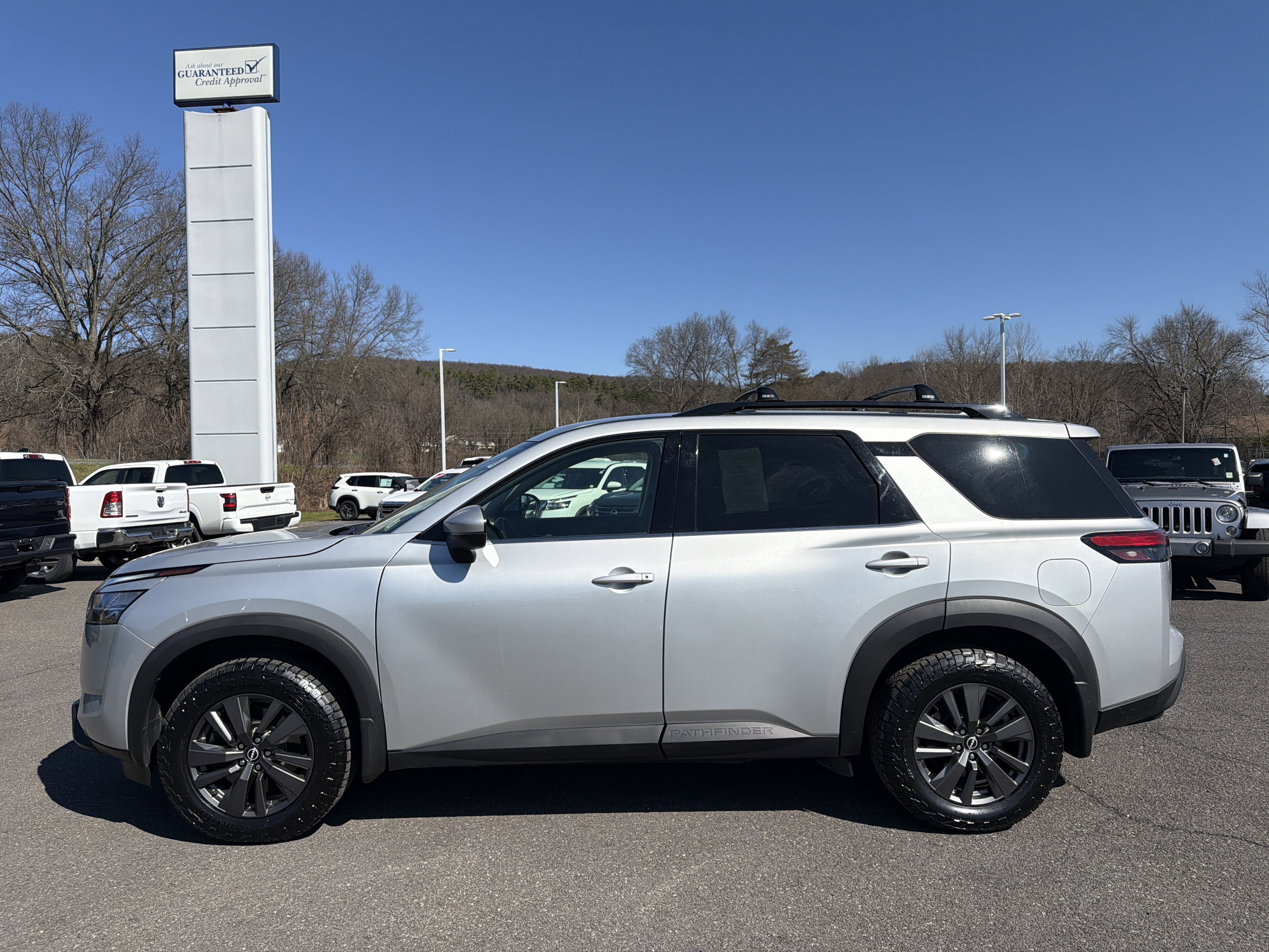 2022 Nissan Pathfinder SV