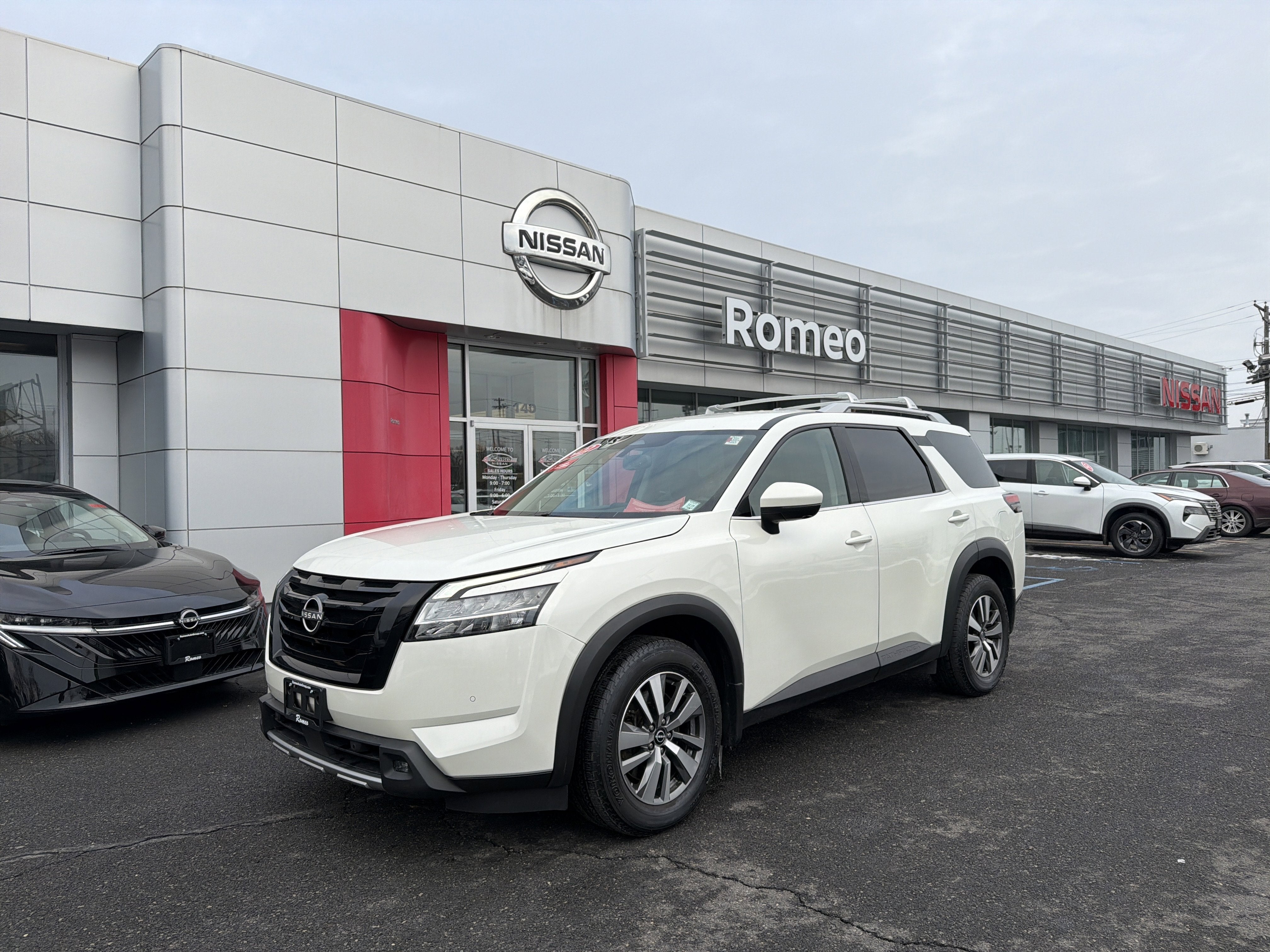 2022 Nissan Pathfinder SL