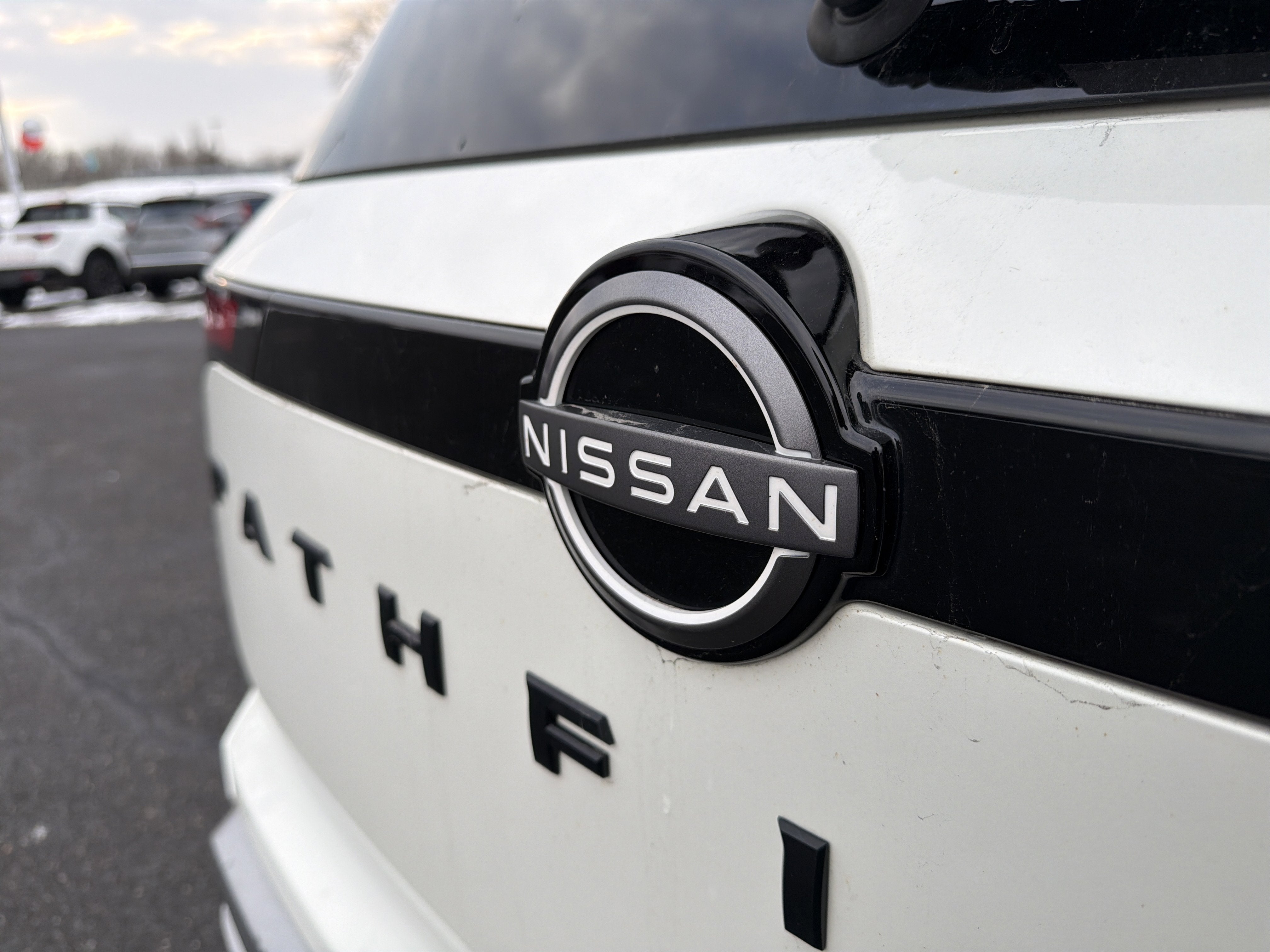 2022 Nissan Pathfinder SL