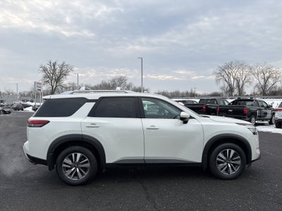 2022 Nissan Pathfinder SL