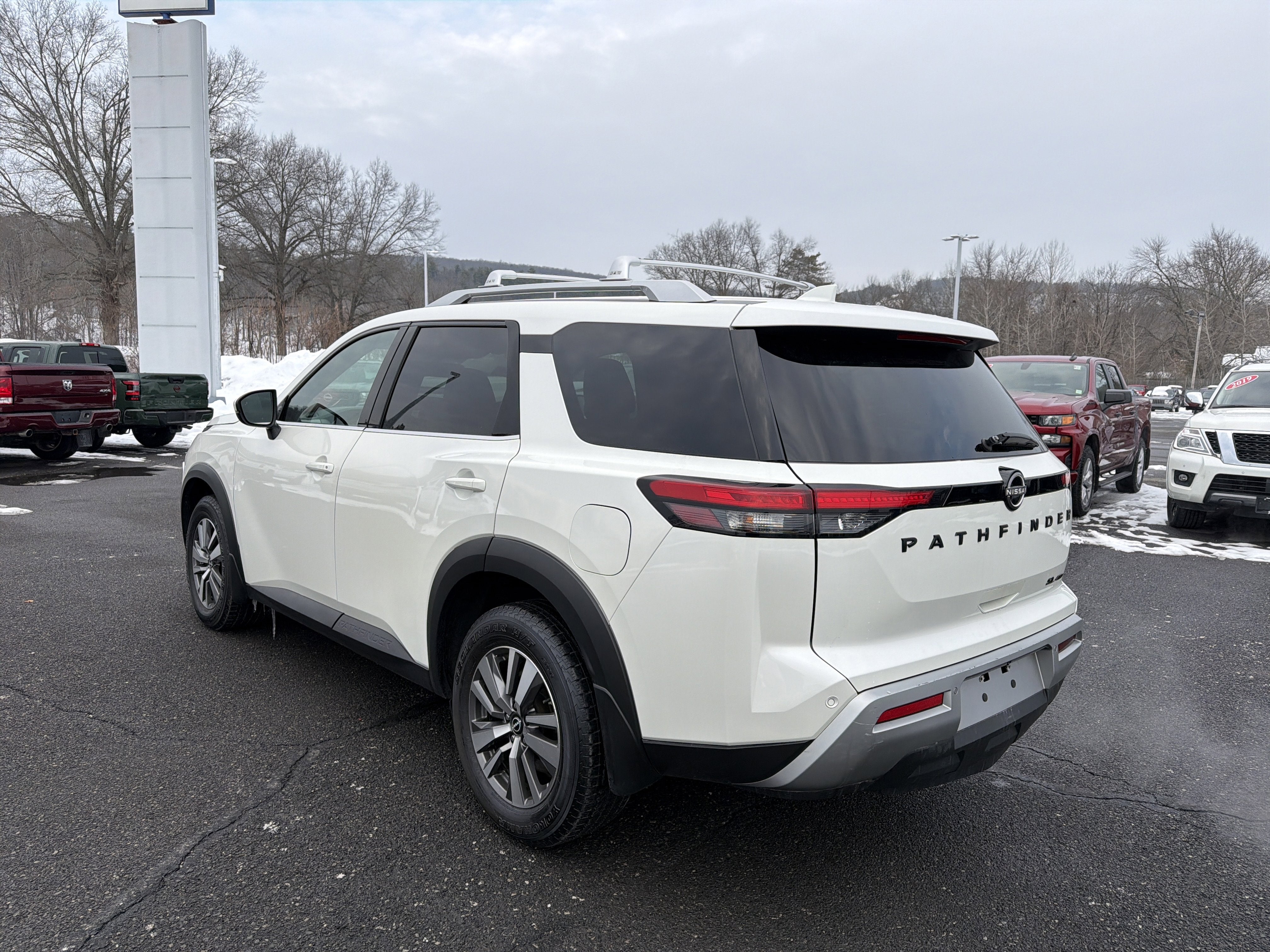 2022 Nissan Pathfinder SL