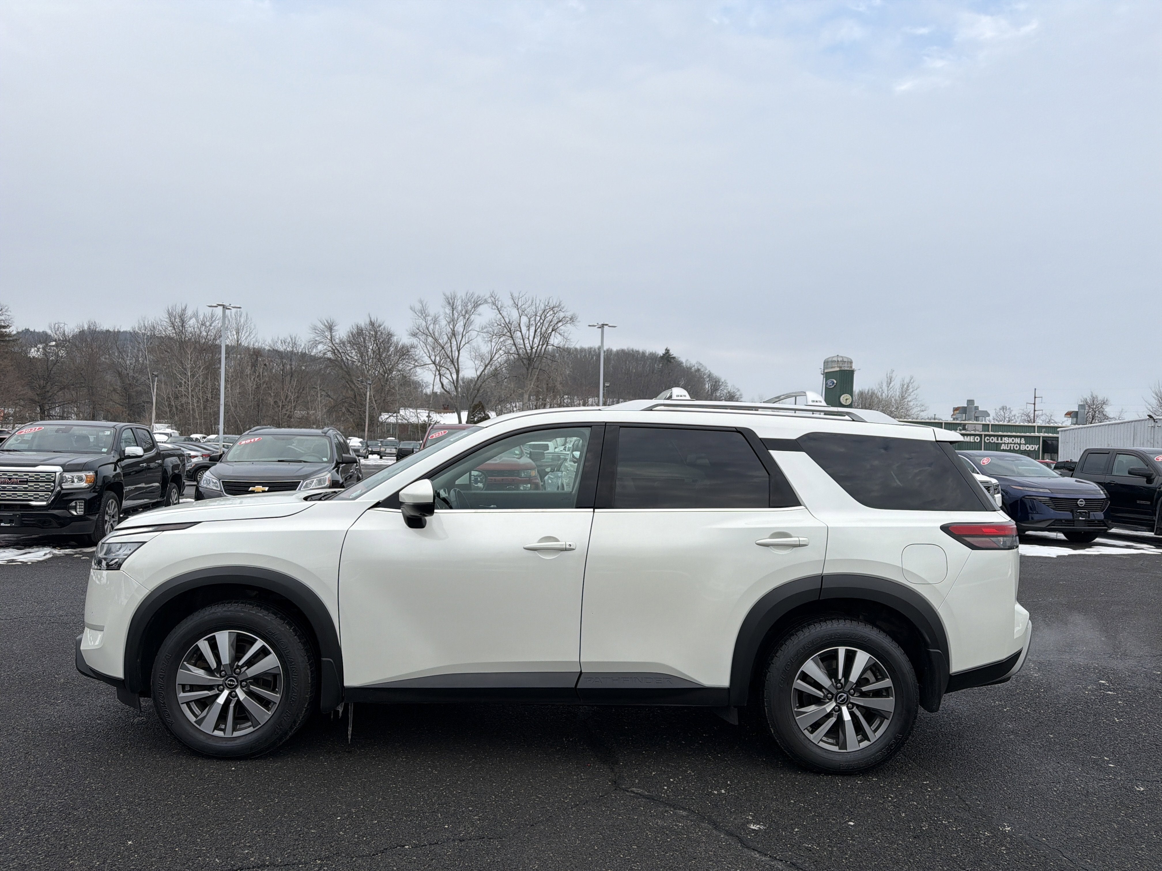 2022 Nissan Pathfinder SL