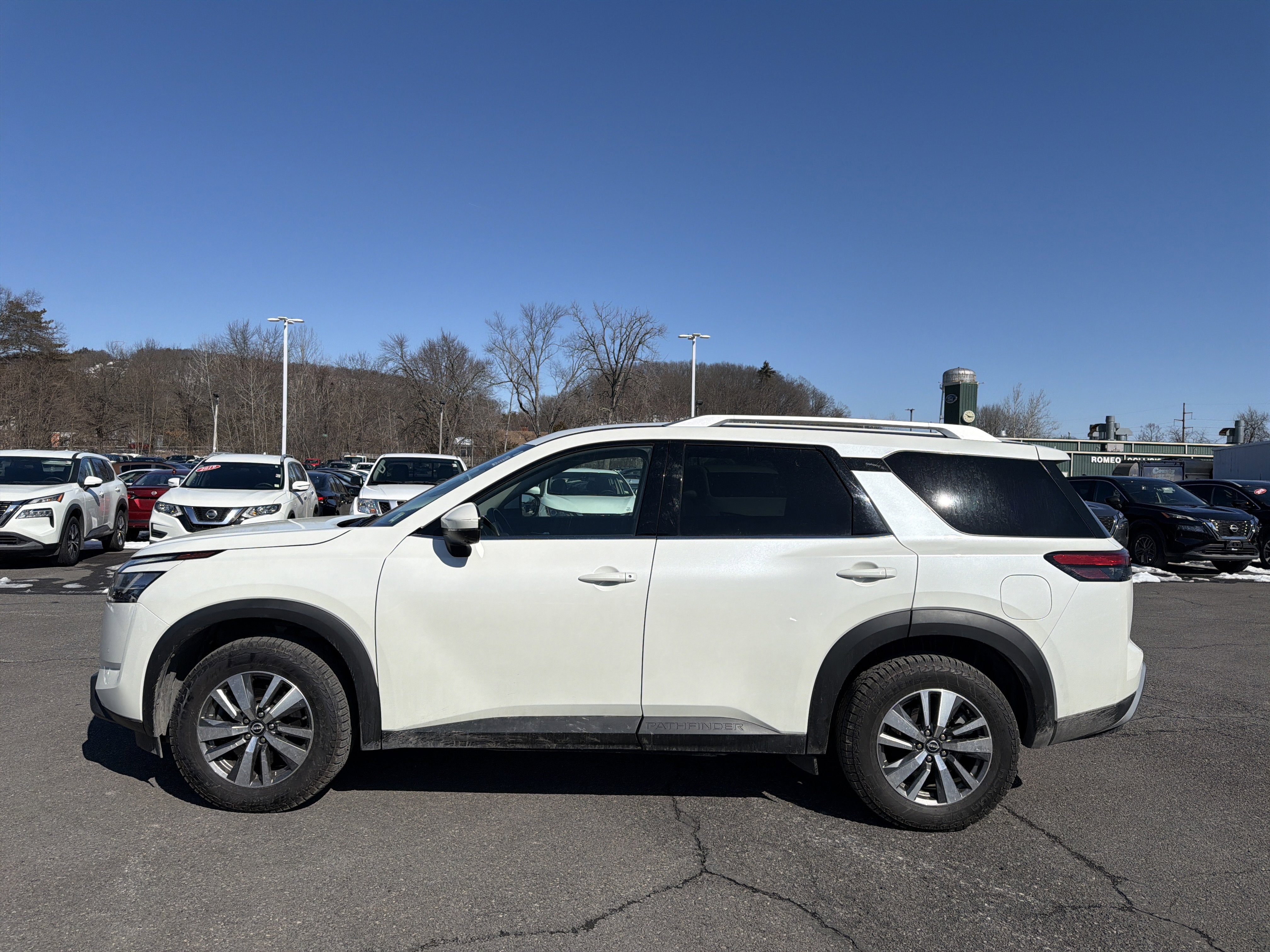 2023 Nissan Pathfinder SL