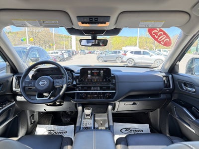 2025 Nissan Pathfinder SL