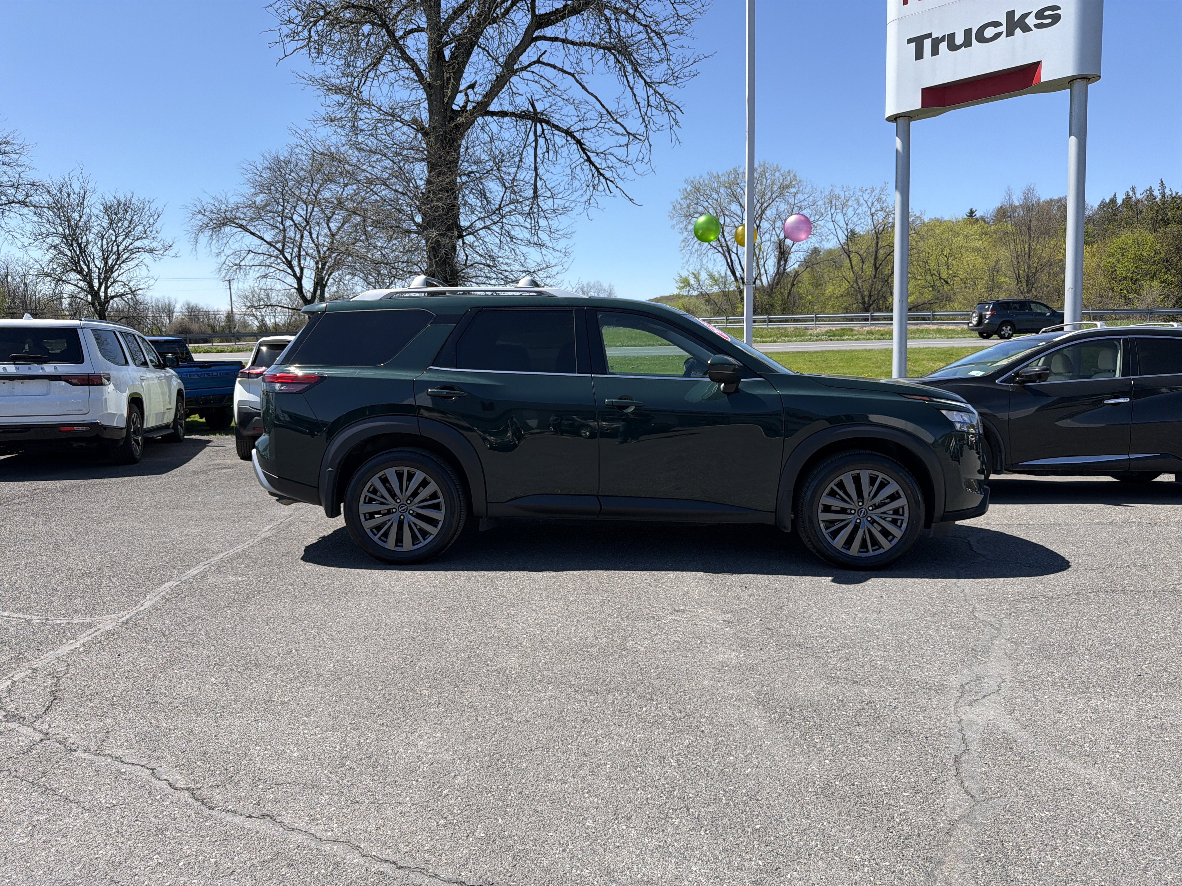 2025 Nissan Pathfinder SL