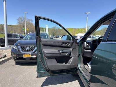 2025 Nissan Pathfinder SL